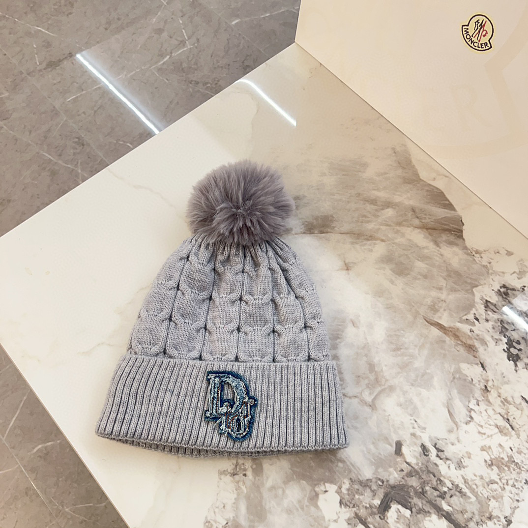 P70💛配防尘袋  【DIOR迪奥】2025秋冬新款大牌森系条纹纹路针织毛球毛线帽#
非常有质感的一款～闭眼入