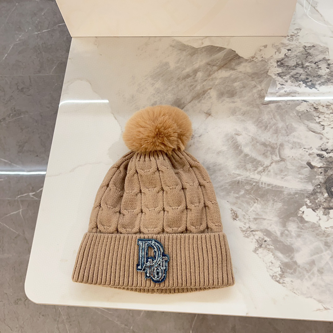 P70💛配防尘袋  【DIOR迪奥】2025秋冬新款大牌森系条纹纹路针织毛球毛线帽#
非常有质感的一款～闭眼入