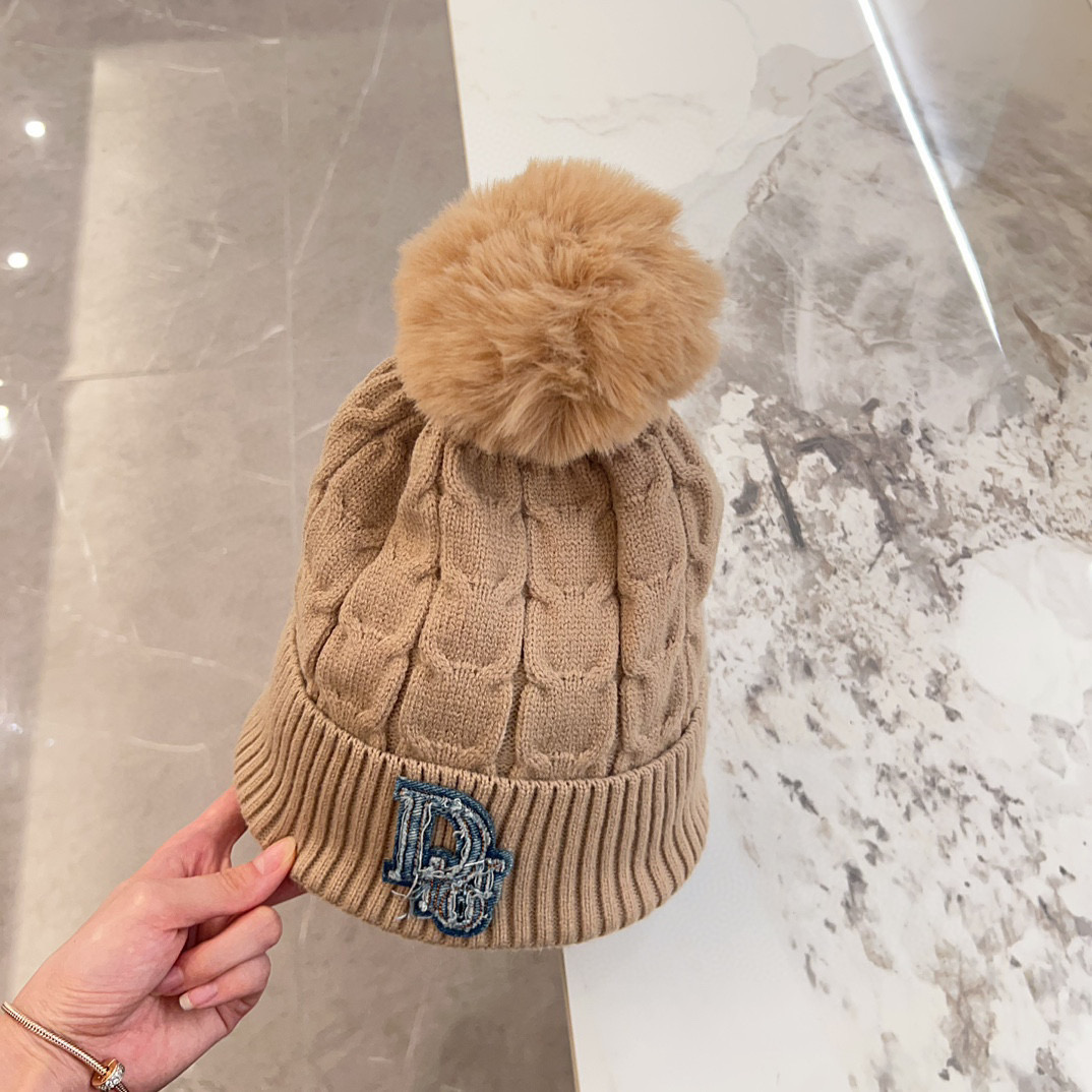 P70💛配防尘袋  【DIOR迪奥】2025秋冬新款大牌森系条纹纹路针织毛球毛线帽#
非常有质感的一款～闭眼入