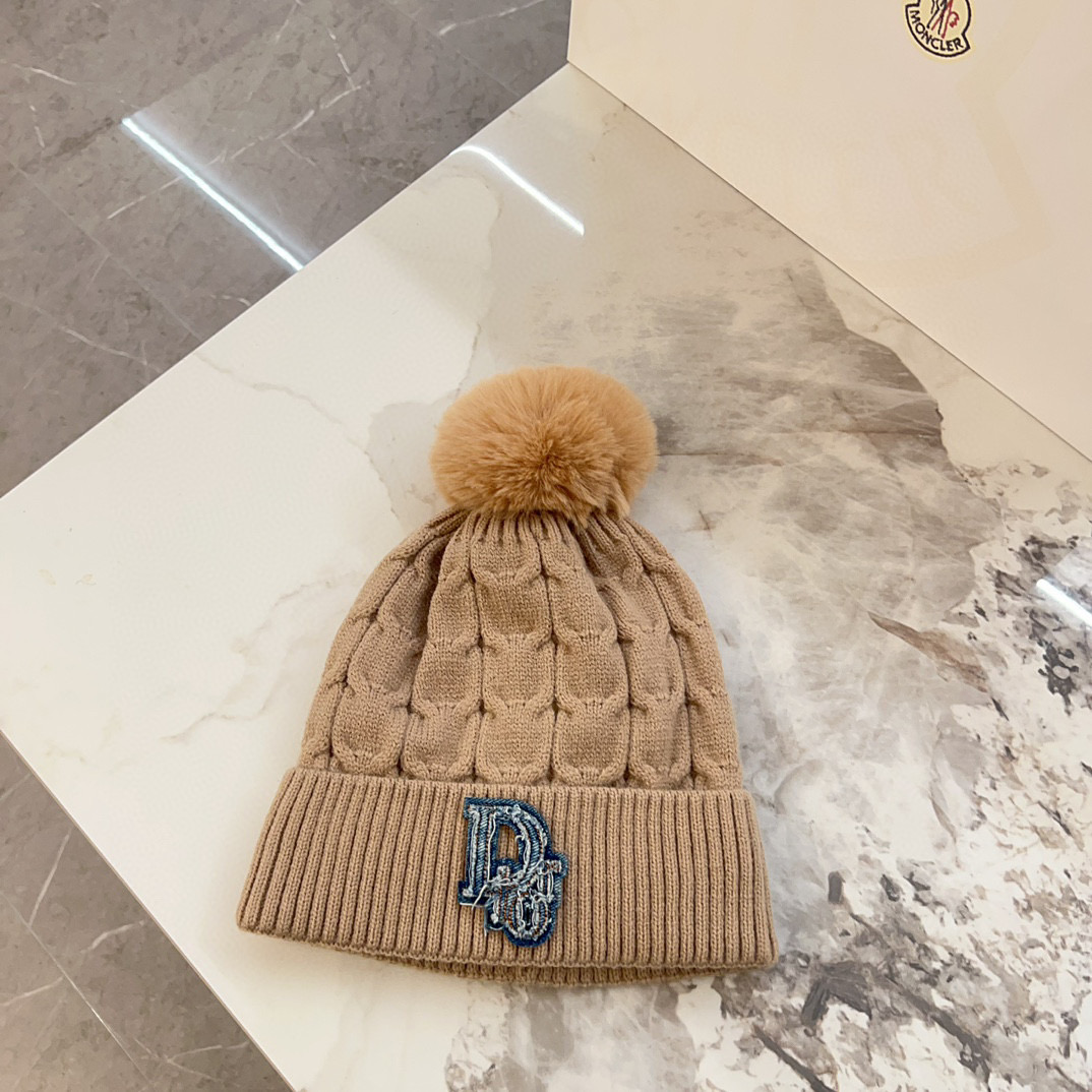 P70💛配防尘袋  【DIOR迪奥】2025秋冬新款大牌森系条纹纹路针织毛球毛线帽#
非常有质感的一款～闭眼入