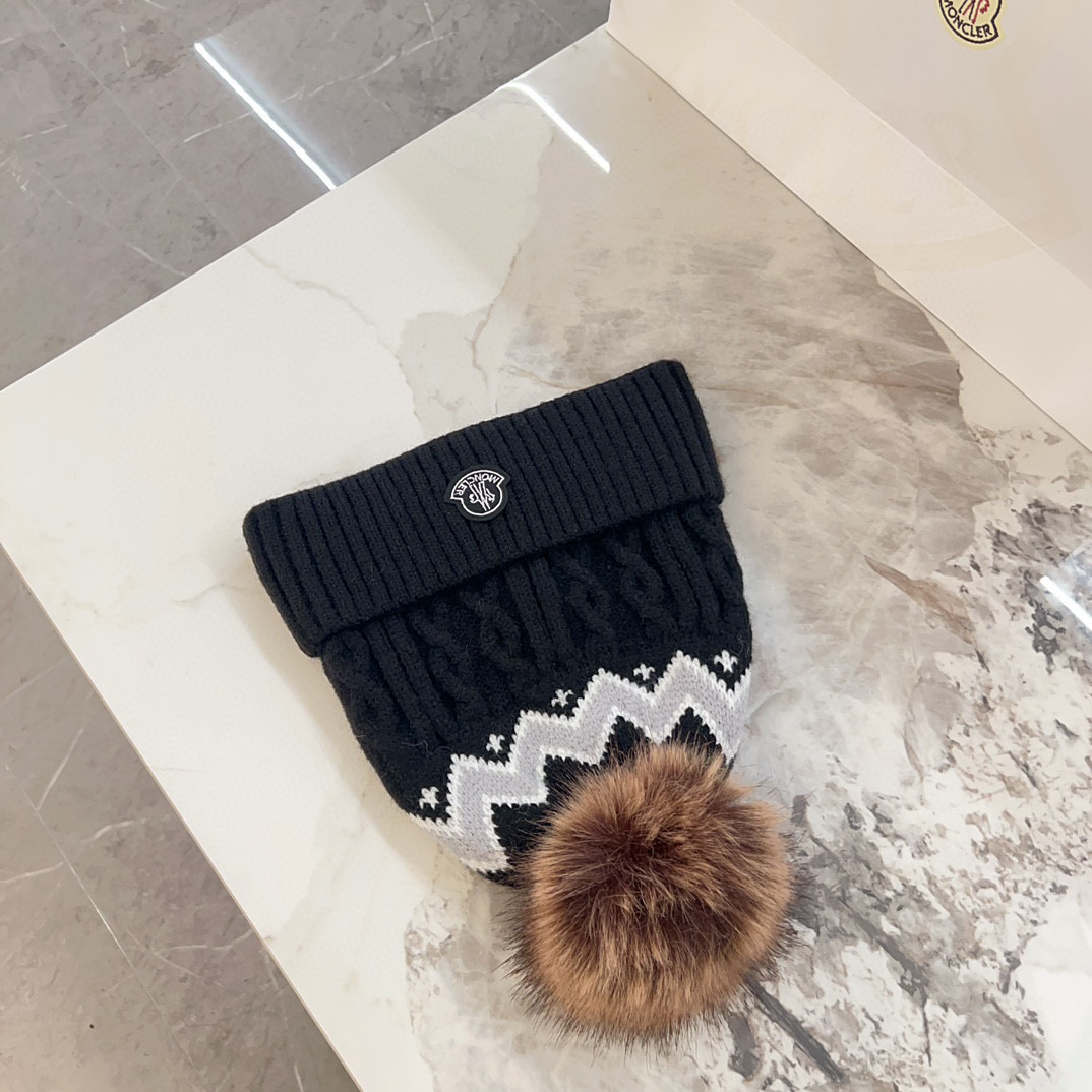 💛配防尘袋 【MONCLER蒙口】2025秋冬新款森系麻花纹路针织毛球毛线帽#非常有质感的一款～闭眼入