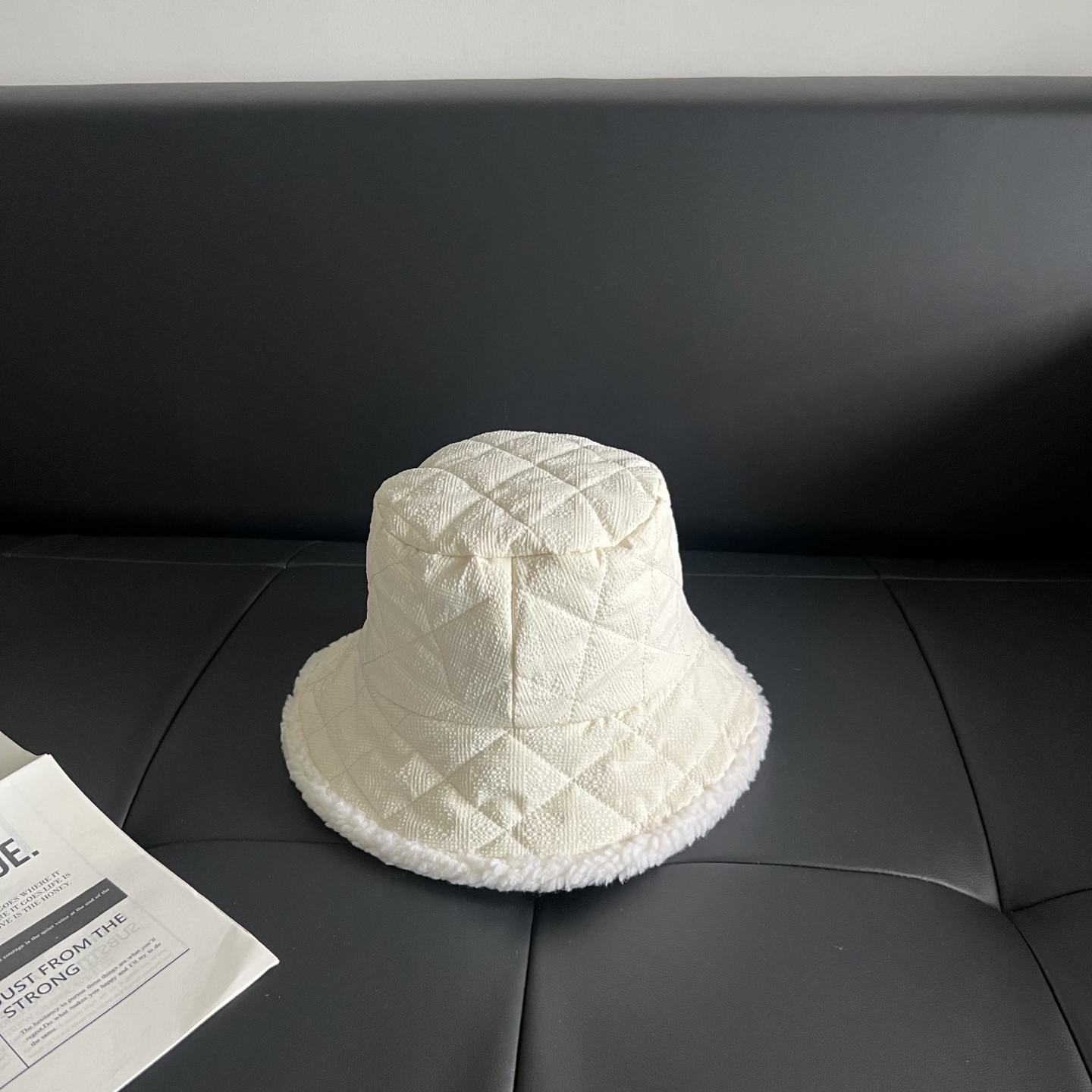 💛配防尘袋【CHANEL香奈儿】2025秋冬新款小香风羊羔毛渔夫帽，独特设计～复古文艺的一款