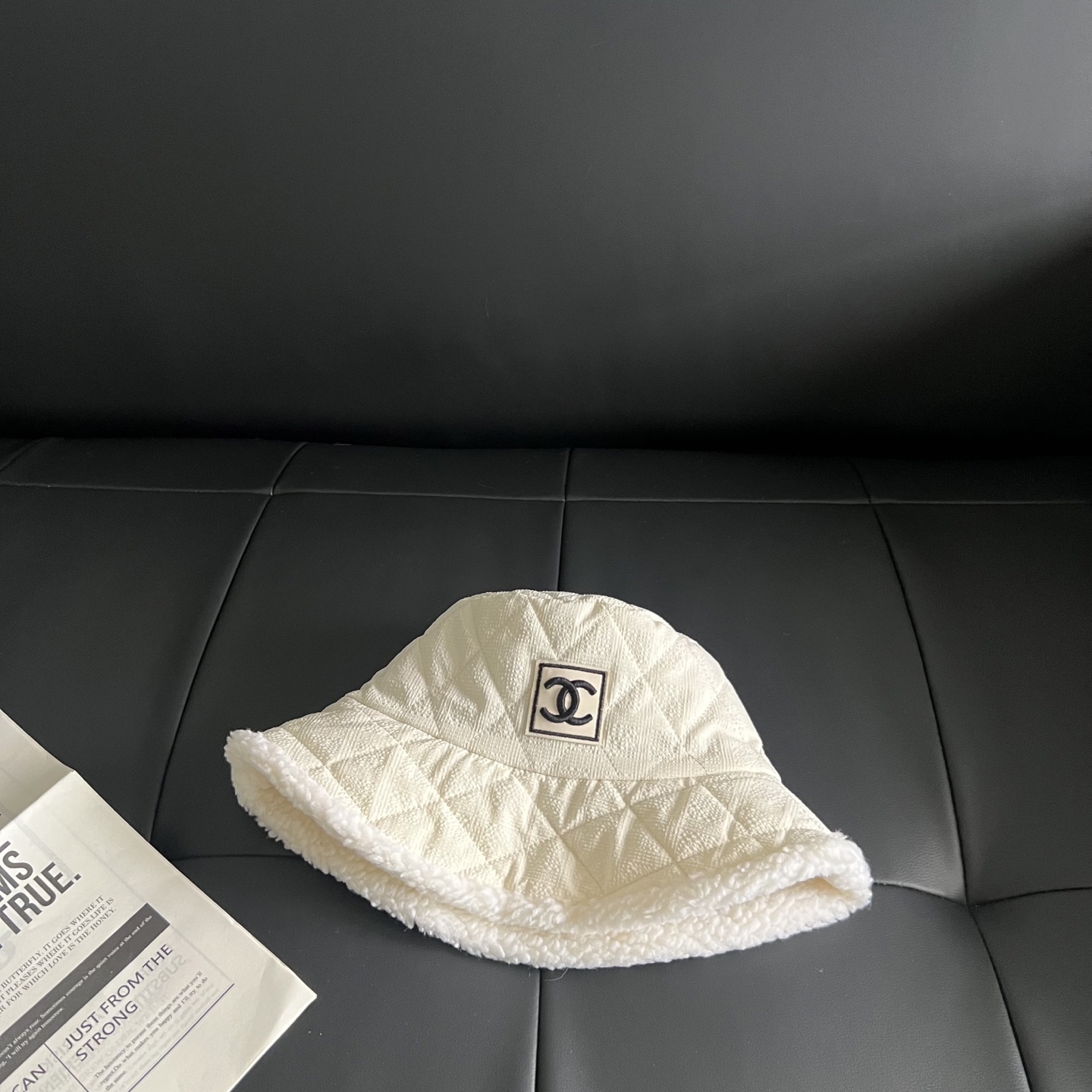 💛配防尘袋【CHANEL香奈儿】2025秋冬新款小香风羊羔毛渔夫帽，独特设计～复古文艺的一款