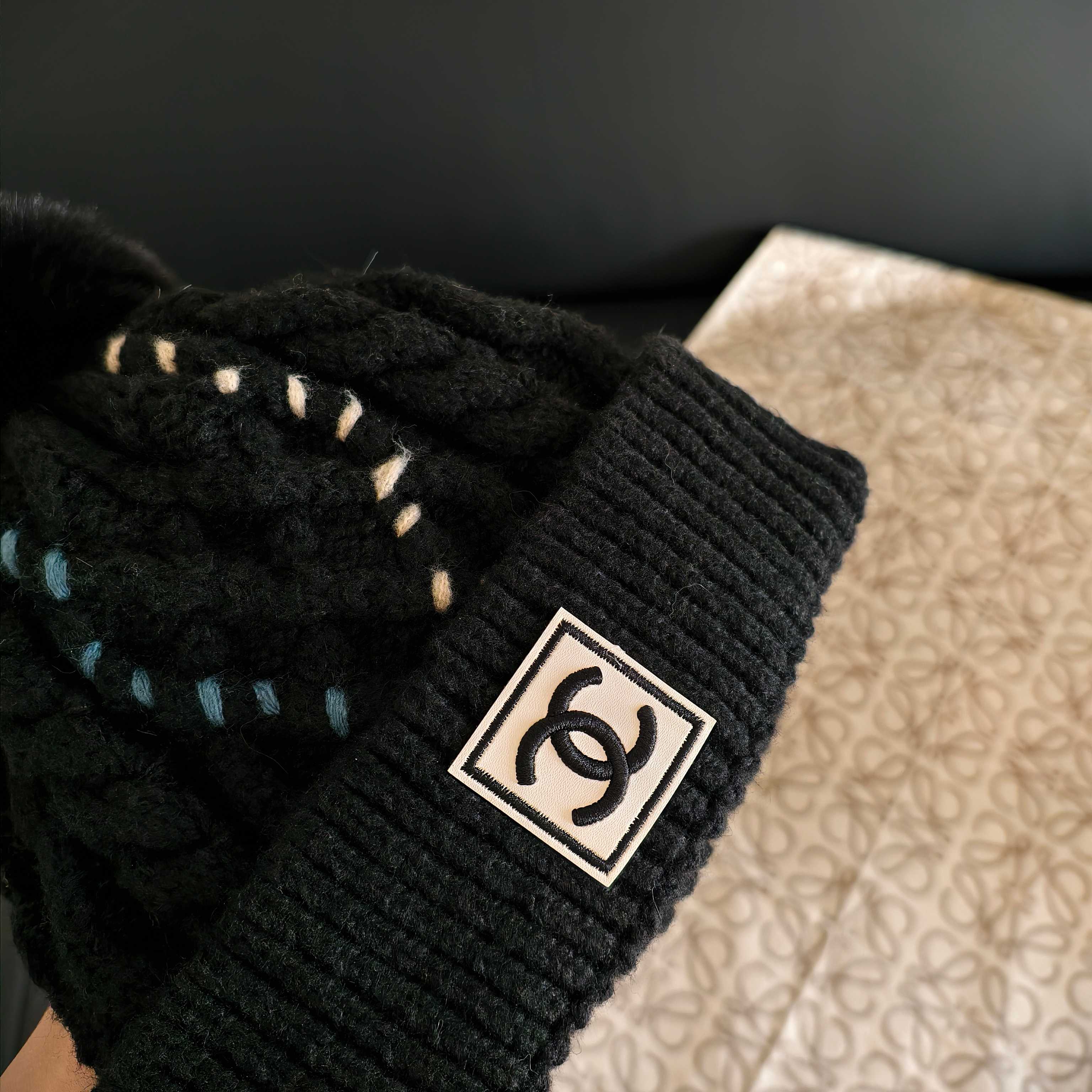 💛配防尘袋 【CHANEL香奈儿】2025秋冬新款小香风加绒毛球毛线帽#非常有质感的一款～复古风