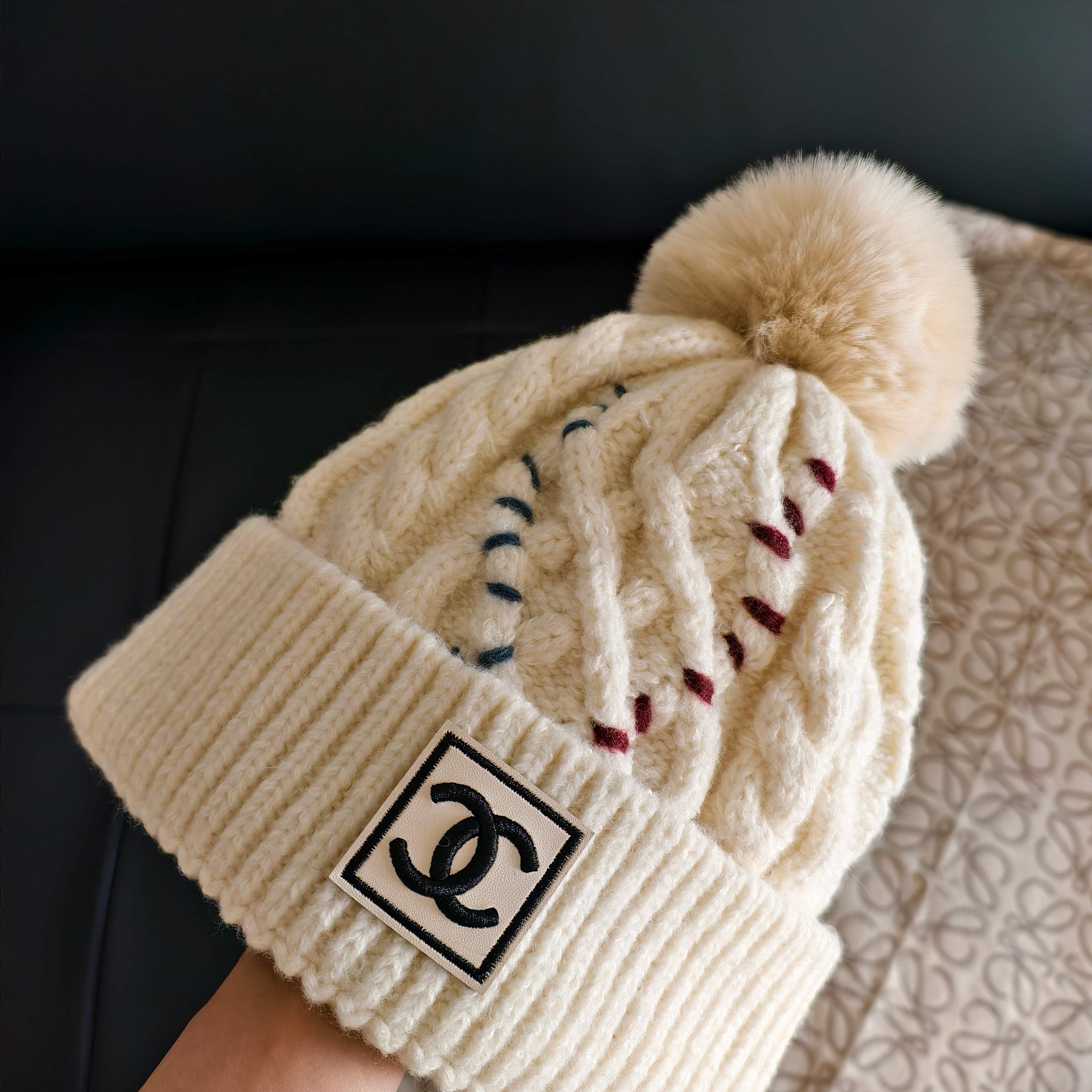 💛配防尘袋 【CHANEL香奈儿】2025秋冬新款小香风加绒毛球毛线帽#非常有质感的一款～复古风