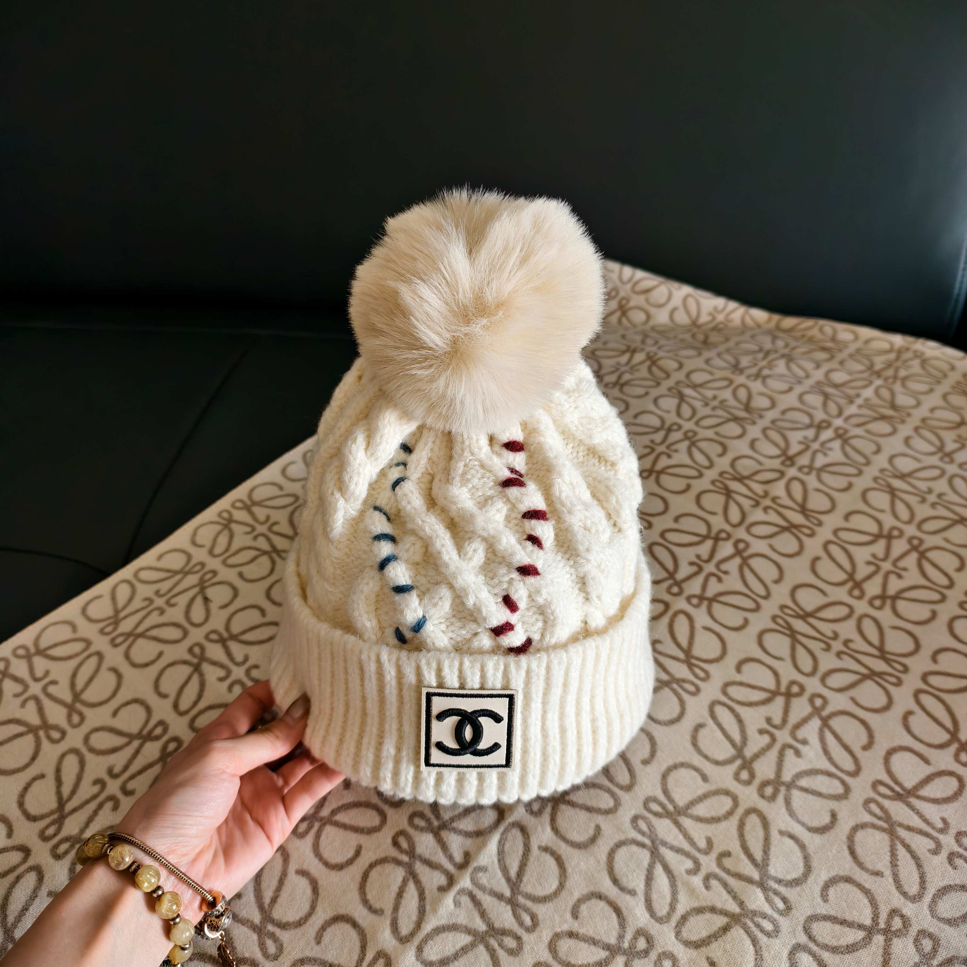 💛配防尘袋 【CHANEL香奈儿】2025秋冬新款小香风加绒毛球毛线帽#非常有质感的一款～复古风