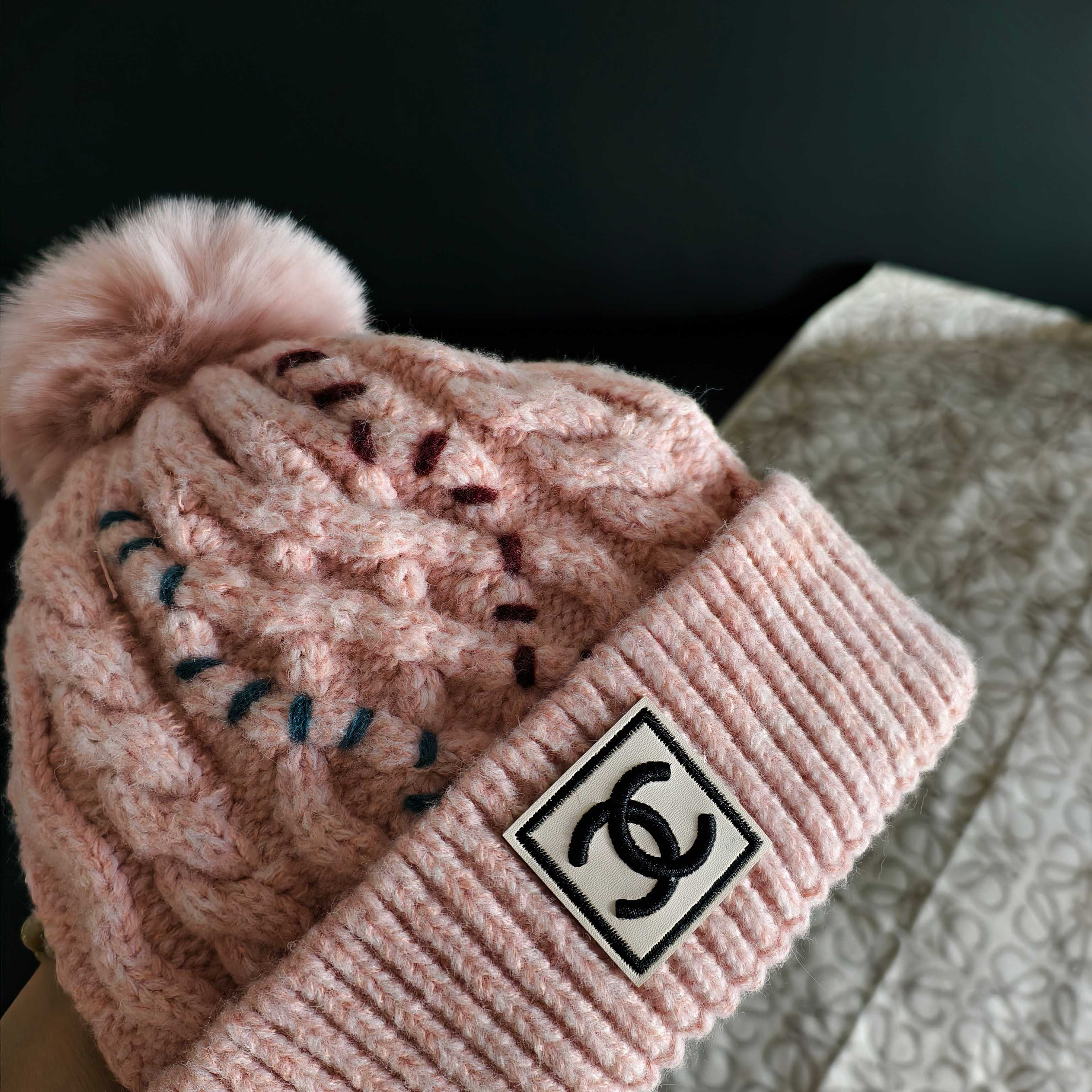 💛配防尘袋 【CHANEL香奈儿】2025秋冬新款小香风加绒毛球毛线帽#非常有质感的一款～复古风