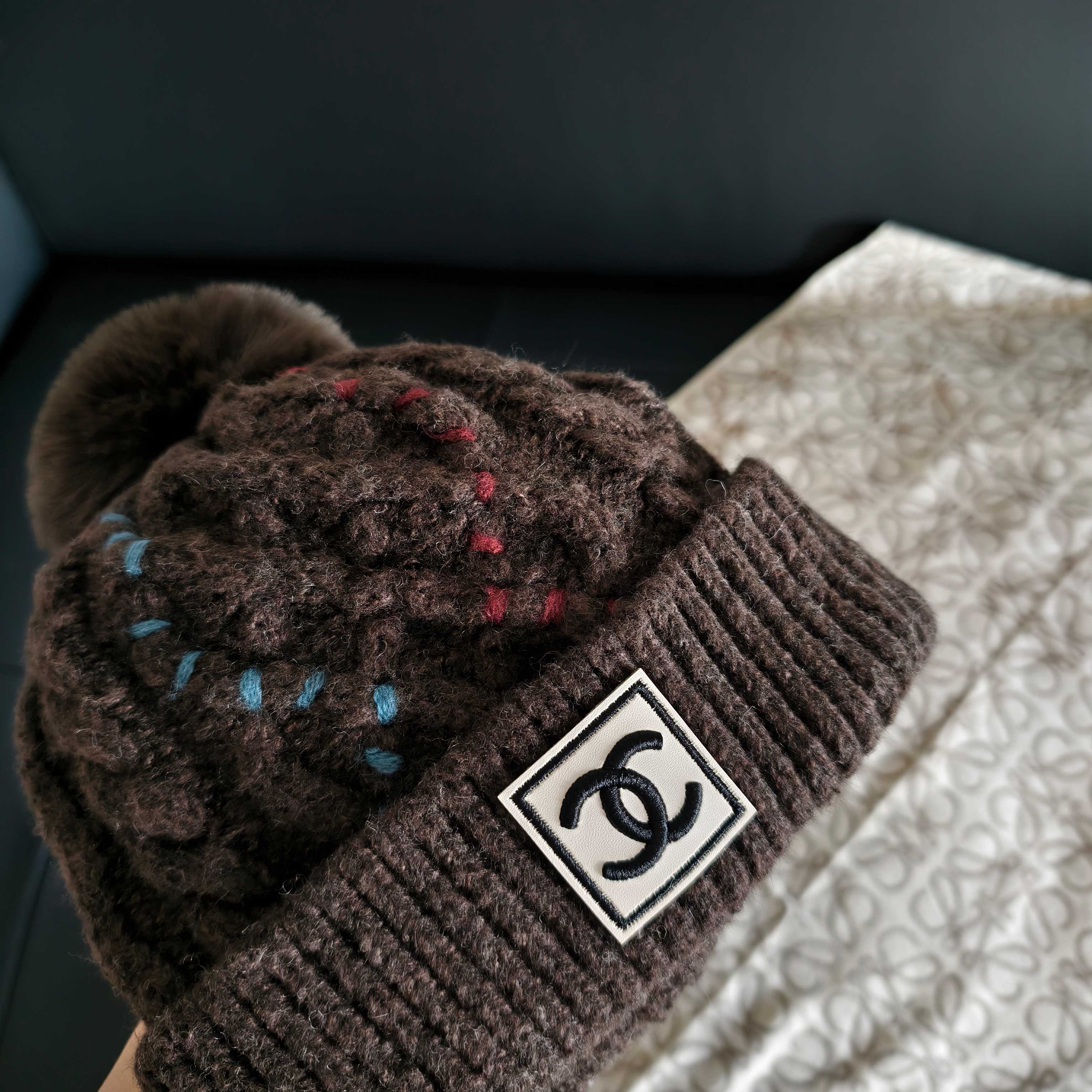 💛配防尘袋 【CHANEL香奈儿】2025秋冬新款小香风加绒毛球毛线帽#非常有质感的一款～复古风