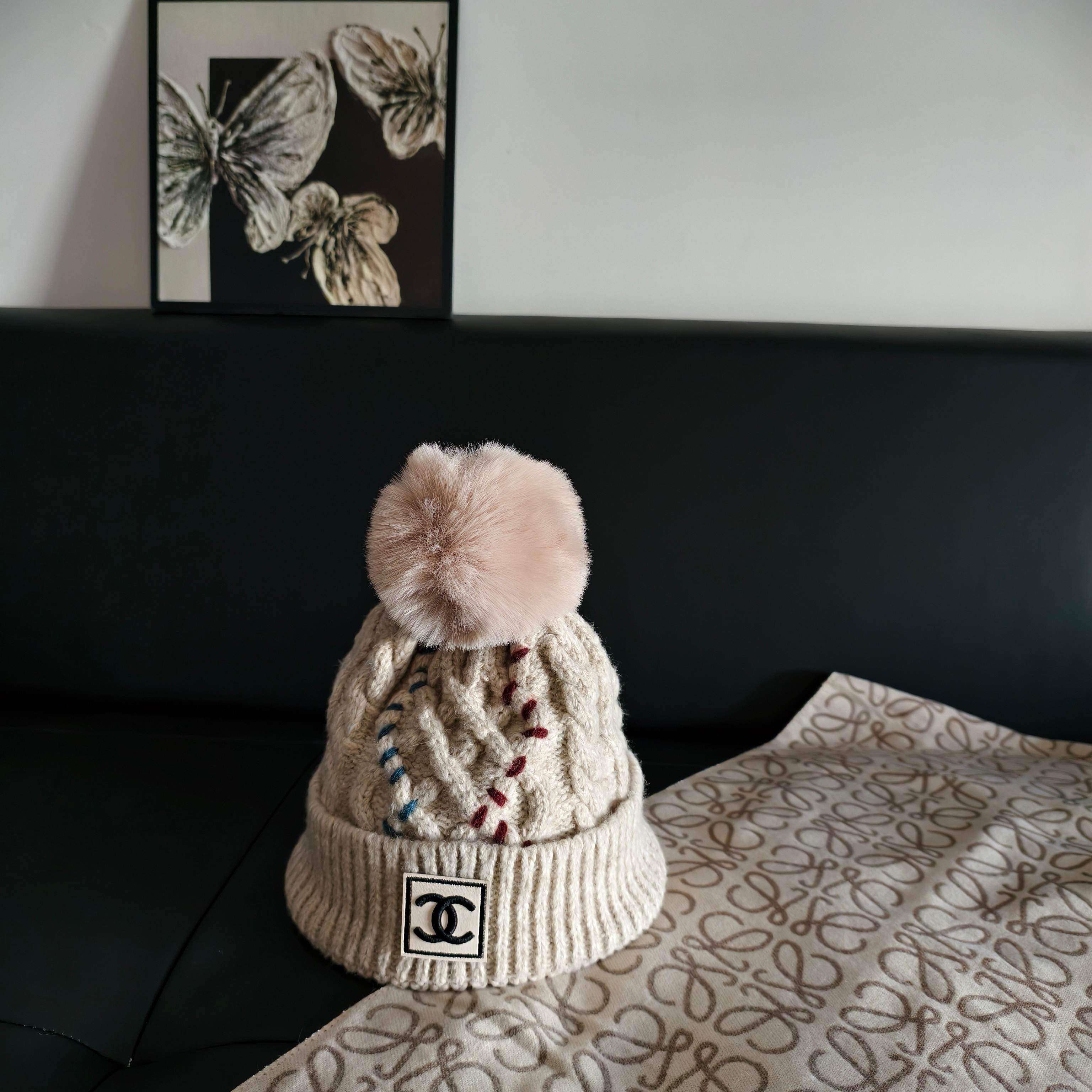 NO:643373,Specially equipped with dust bag [CHANEL Chanel] 2025 autumn and winter new small fragrance style plus fluff ball woolen hat# A very textured one ~ Retro style hat fisherman hat baseball cap knitted hat, hat, chanel, chanel, espadrilles, hats19860909特配防尘袋【CHANEL香奈儿】2025秋冬新款小香风加绒毛球毛线帽# 非常有质感的一款～复古风帽子渔夫帽棒球帽针织帽,帽子,chanel,chanel,espadrilles,hats,hat