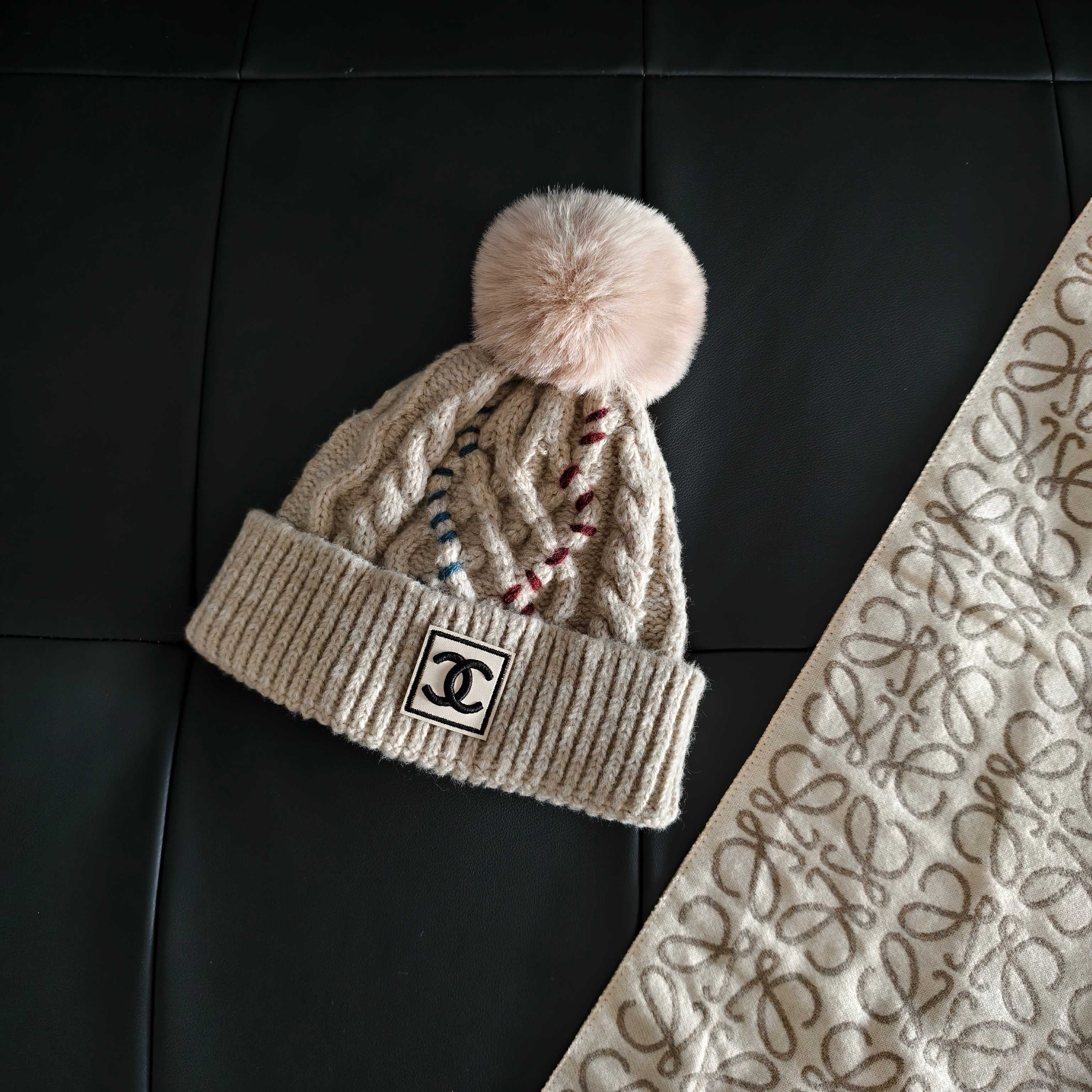 💛配防尘袋 【CHANEL香奈儿】2025秋冬新款小香风加绒毛球毛线帽#非常有质感的一款～复古风