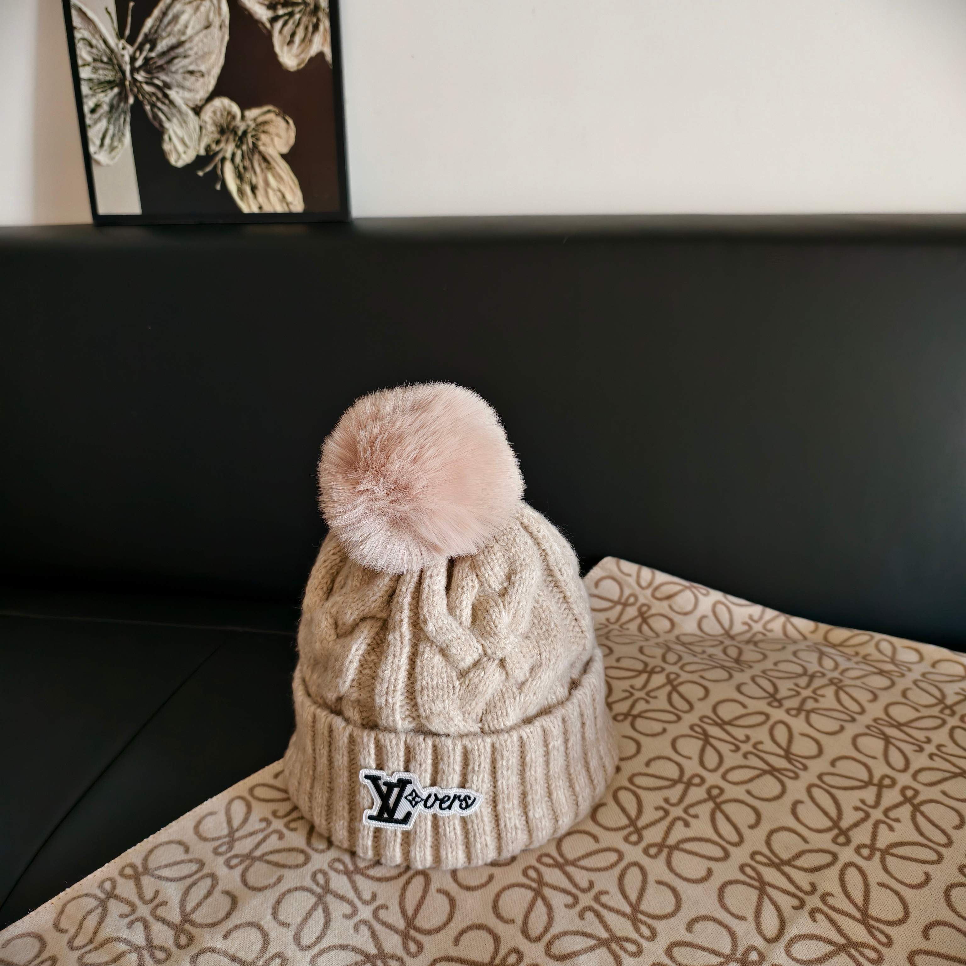 NO:643370,Specially equipped with dust bag [LV Louis Vuitton] 2025 autumn and winter new twist and fluff ball woolen hat# A very textured one ~ retro style hat, fisherman hat, baseball cap, knitted hat, hat, louis vuitton, louis vuitton, espadrilles, hats19860909特配防尘袋【LV路易威登】2025秋冬新款麻花加绒毛球毛线帽# 非常有质感的一款～复古风帽子渔夫帽棒球帽针织帽,帽子,louis vuitton,louis vuitton,espadrilles,hats,hat