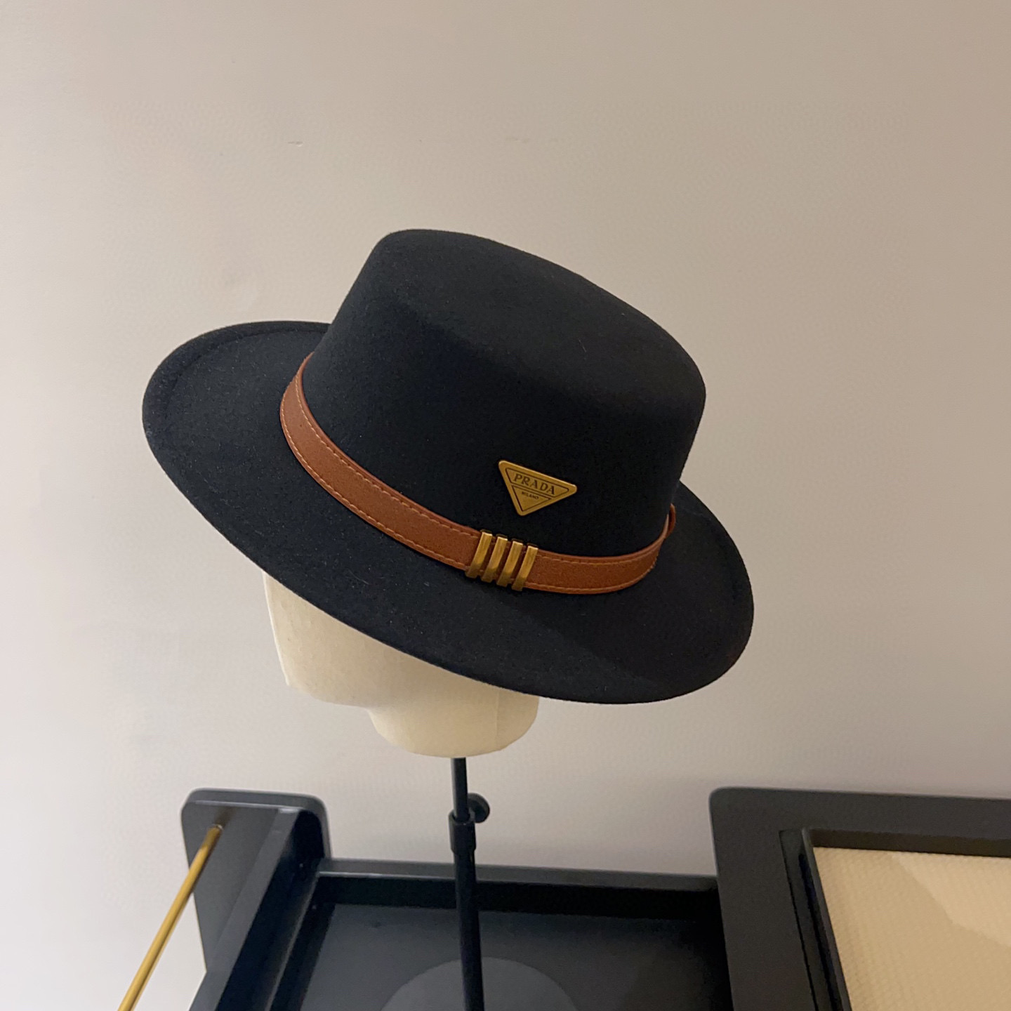 💛配防尘袋【PRADA普拉达】2025秋冬新款小香风皮带款平顶礼帽 复古简约款、百搭保暖 有调节绳