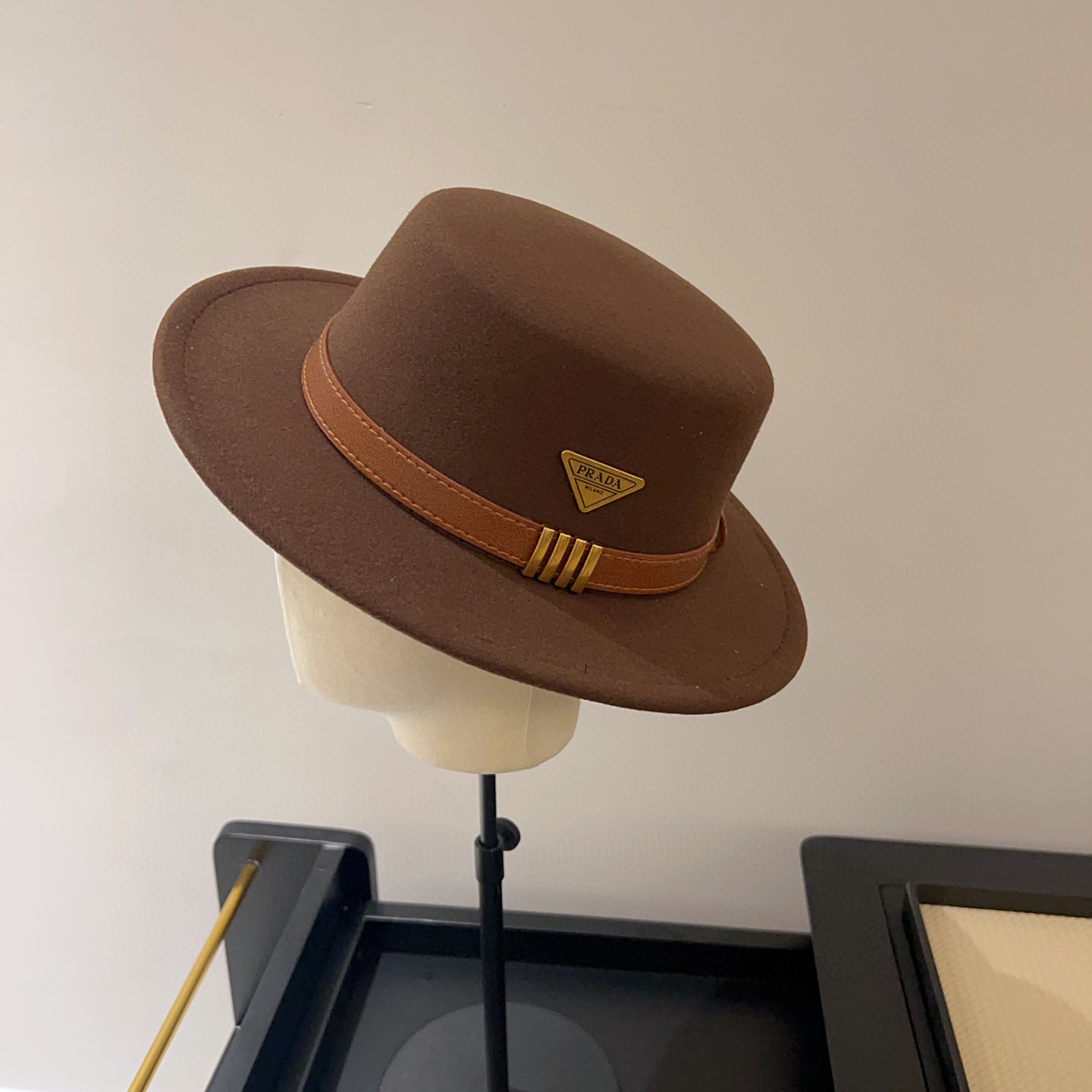 💛配防尘袋【PRADA普拉达】2025秋冬新款小香风皮带款平顶礼帽 复古简约款、百搭保暖 有调节绳