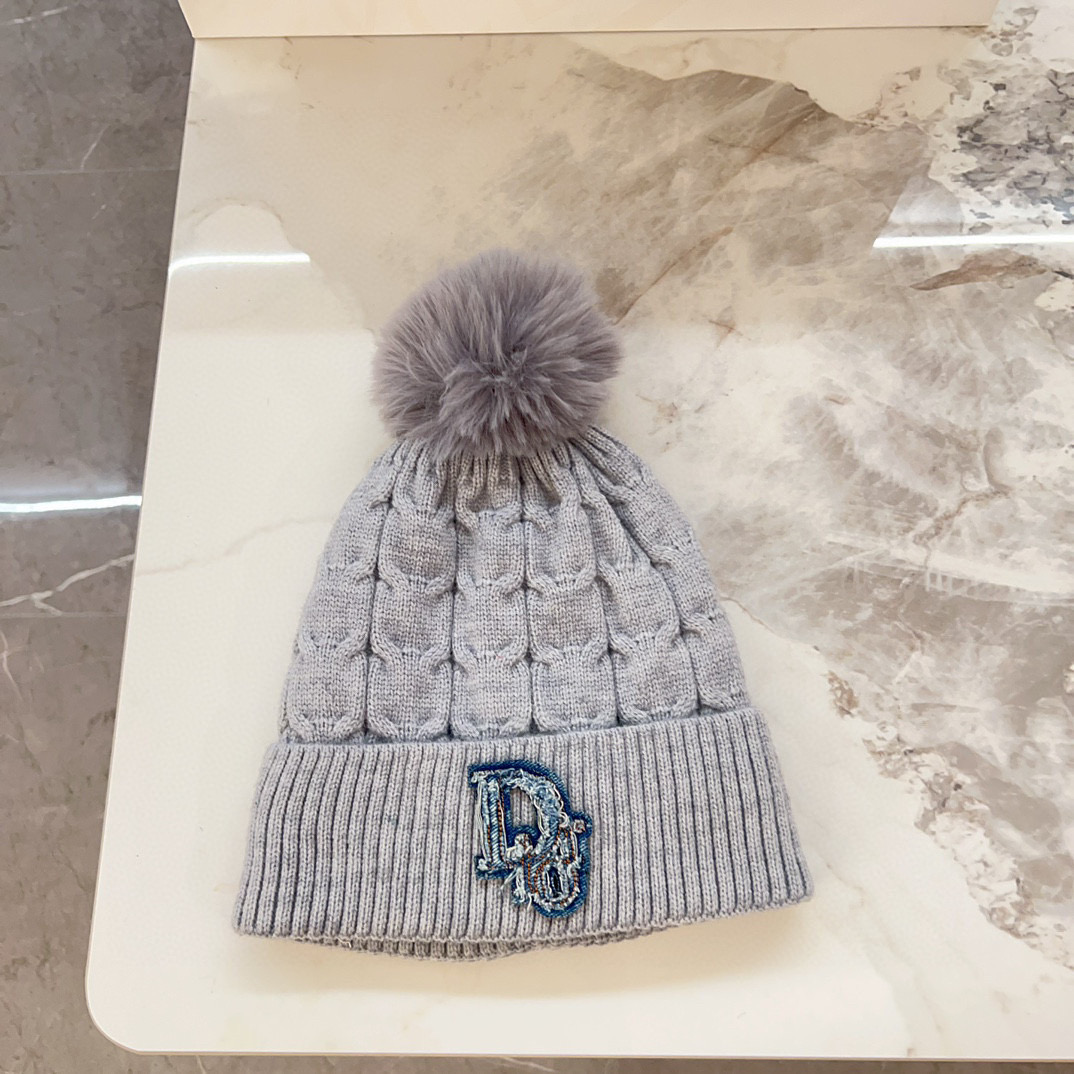 P70💛配防尘袋  【DIOR迪奥】2025秋冬新款大牌森系条纹纹路针织毛球毛线帽#
非常有质感的一款～闭眼入