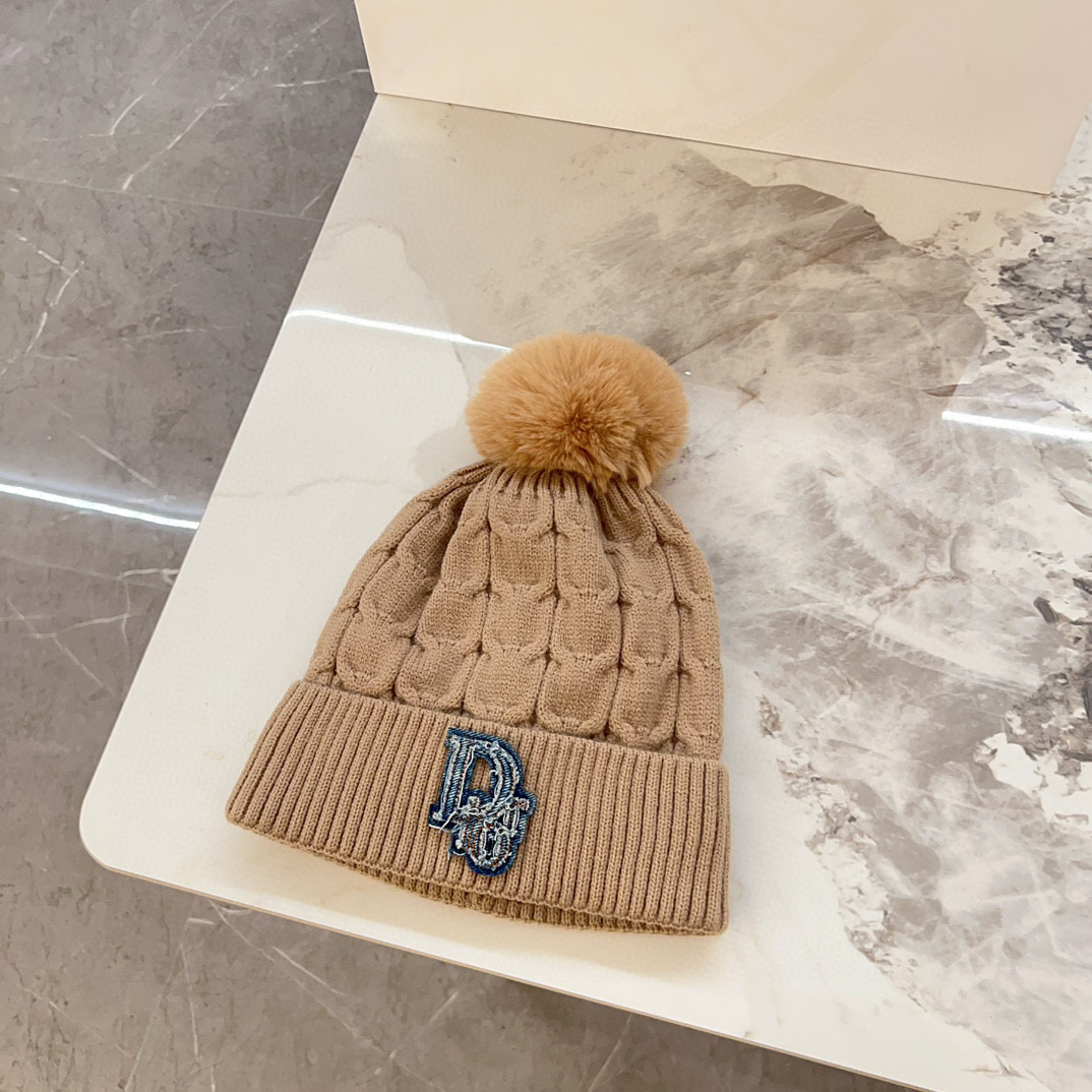 P70💛配防尘袋  【DIOR迪奥】2025秋冬新款大牌森系条纹纹路针织毛球毛线帽#
非常有质感的一款～闭眼入