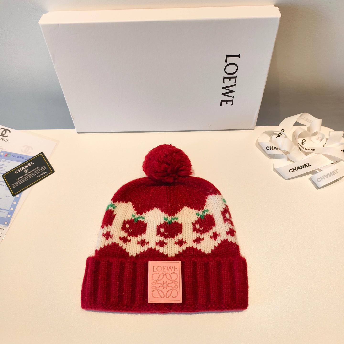 NO:670663,Specially equipped with dust bag [LOEWE Luo Yiwei] 2025 autumn and winter new cherry playful fur ball beanie# A very textured one ~ close your eyes and put it into the hat fisherman hat baseball cap knitted hat, hat, loewe, loewe, espadrilles, hats19860909特配防尘袋【LOEWE罗意威】2025秋冬新款樱桃俏皮毛球毛线帽# 非常有质感的一款～闭眼入帽子渔夫帽棒球帽针织帽,帽子,loewe,loewe,espadrilles,hats,hat