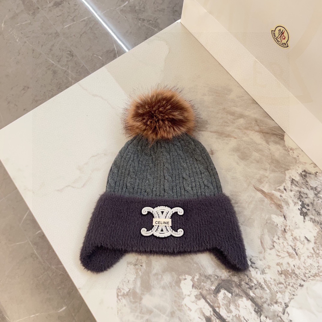 NO:704058,Specially equipped with dust bag [CELINE Celine] 2025 autumn and winter new forest twist ear protection knitted fur ball beanie# A very textured one ~ close your eyes and put it into the hat fisherman hat baseball cap knitted hat, hat, celine, celine, espadrilles, hats19860909特配防尘袋【CELINE赛琳】2025秋冬新款森系麻花护耳针织毛球毛线帽# 非常有质感的一款～闭眼入帽子渔夫帽棒球帽针织帽,帽子,celine,celine,espadrilles,hats,hat