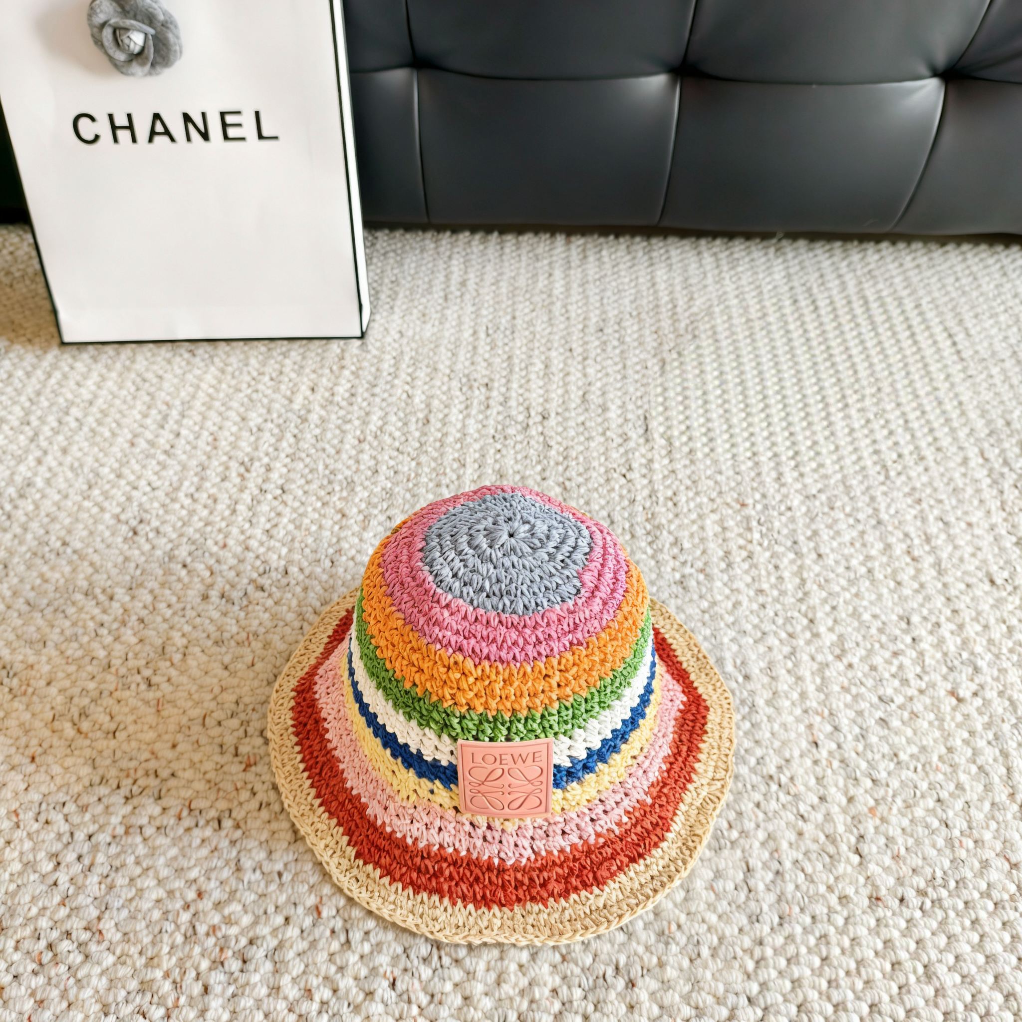 💛配防尘袋【Loewe罗意威】2026新款彩虹编织可折叠渔夫帽，独特设计～复古文艺的一款