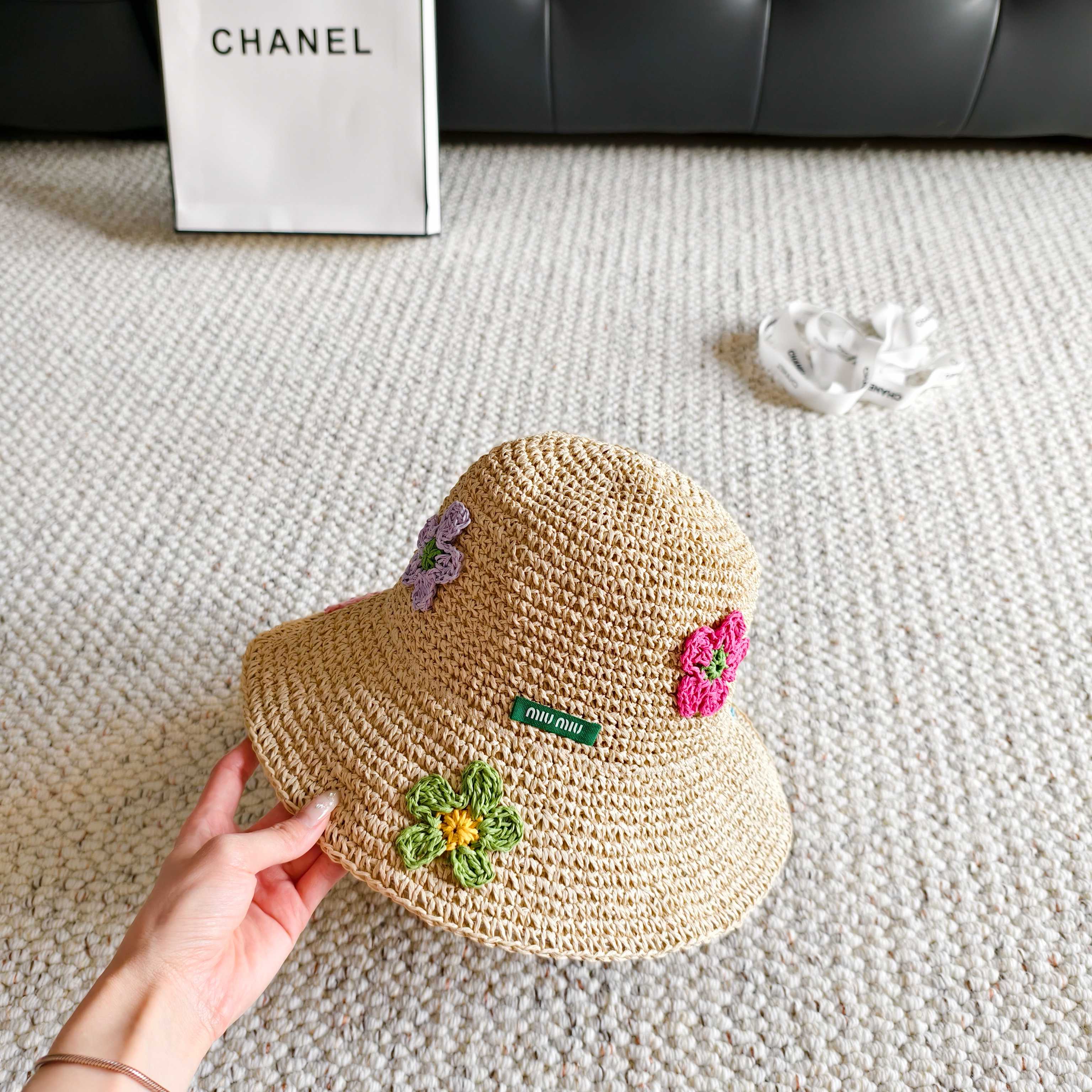 💛配防尘袋【MIUMIU缪缪】2026春夏新款编织撞色花瓣渔夫帽，独特设计～复古文艺的一款