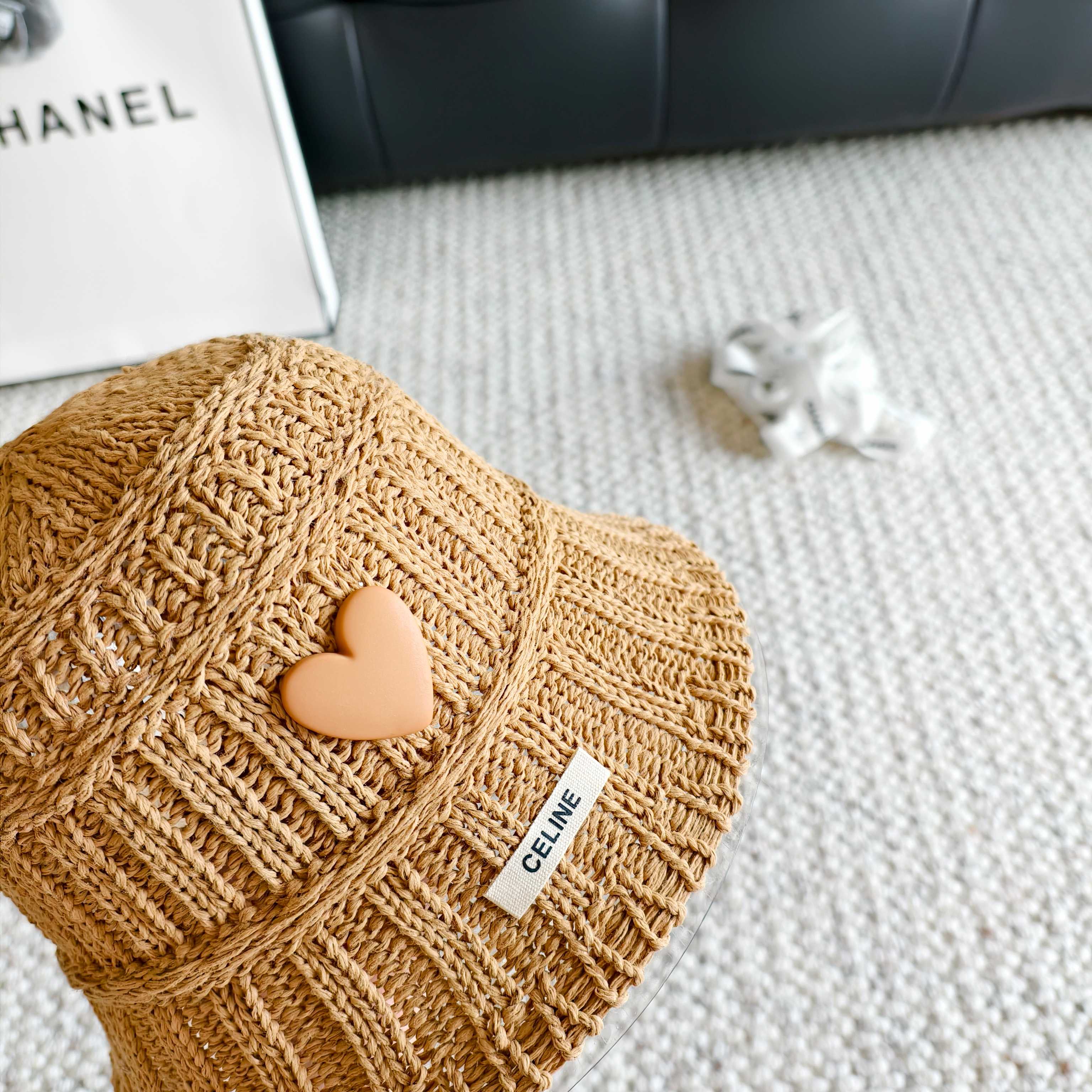 💛配防尘袋【Celine赛琳】2026春夏新款编织马卡龙色系渔夫帽，独特设计～复古文艺的一款