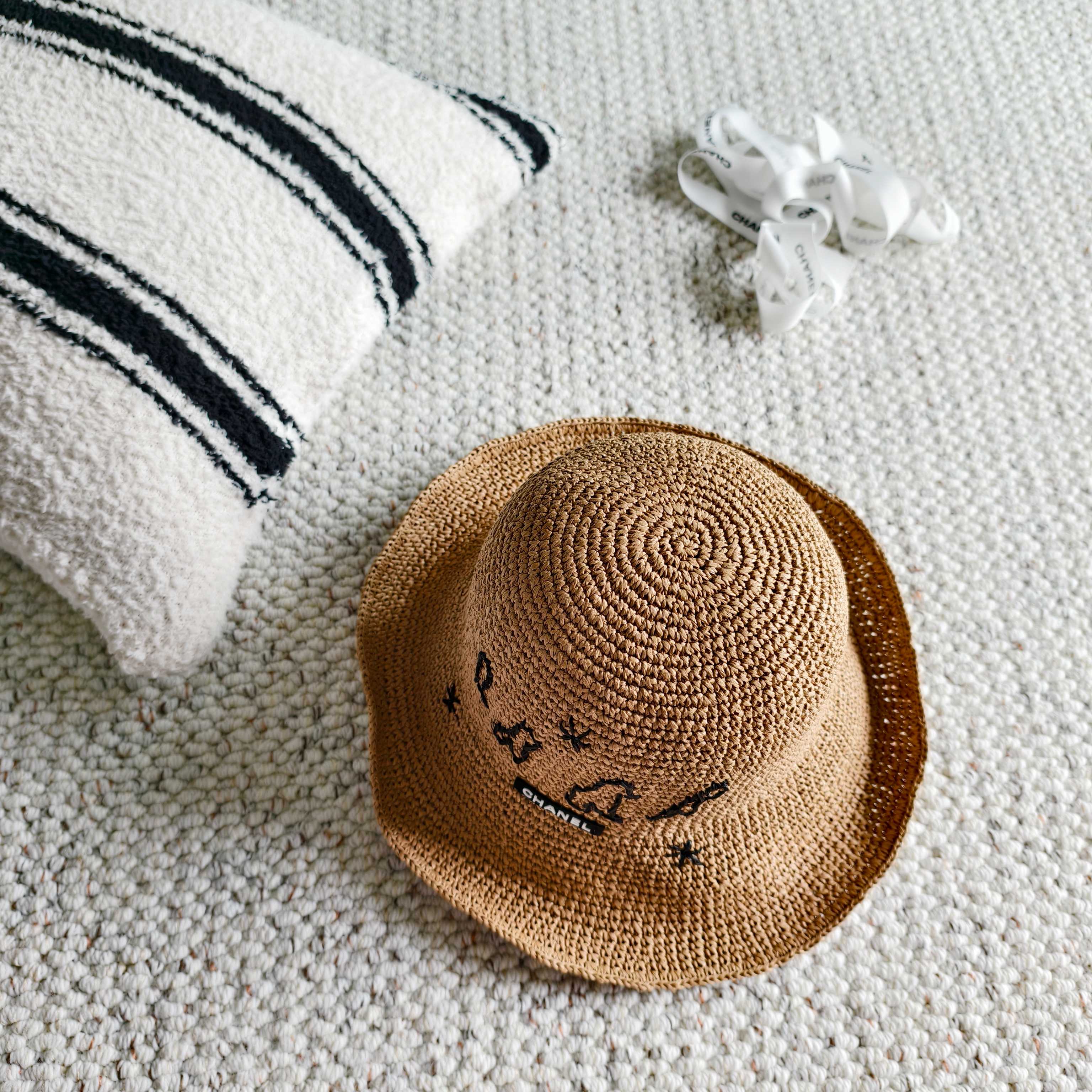 💛配防尘袋【Chanel香奈儿】2026春夏新款密织刺绣重工款渔夫帽，独特设计～复古文艺的一款