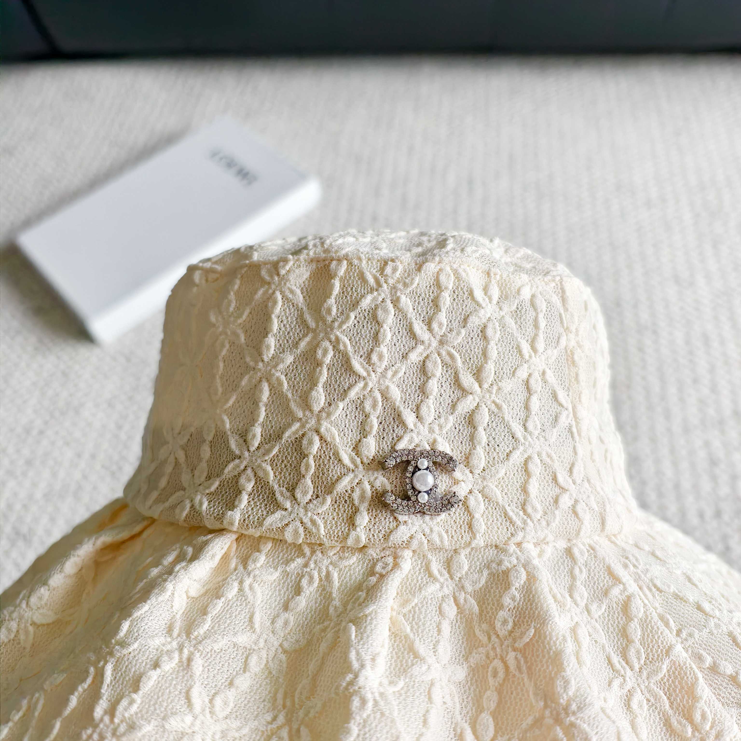 💛配防尘袋【Chanel香奈儿】2026春夏新款大沿蕾丝小香风重工款渔夫帽，独特设计～复古文艺的一款