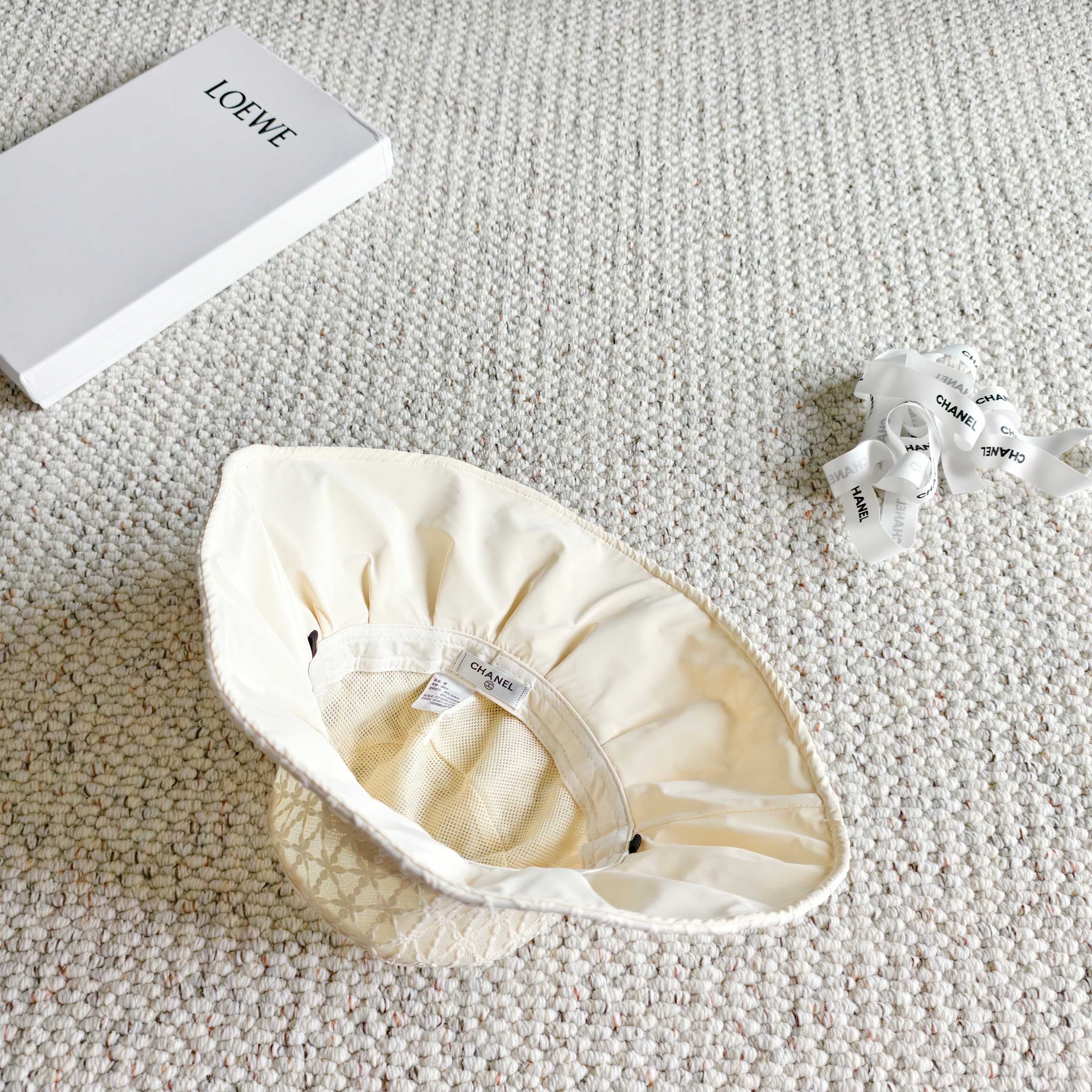 💛配防尘袋【Chanel香奈儿】2026春夏新款大沿蕾丝小香风重工款渔夫帽，独特设计～复古文艺的一款