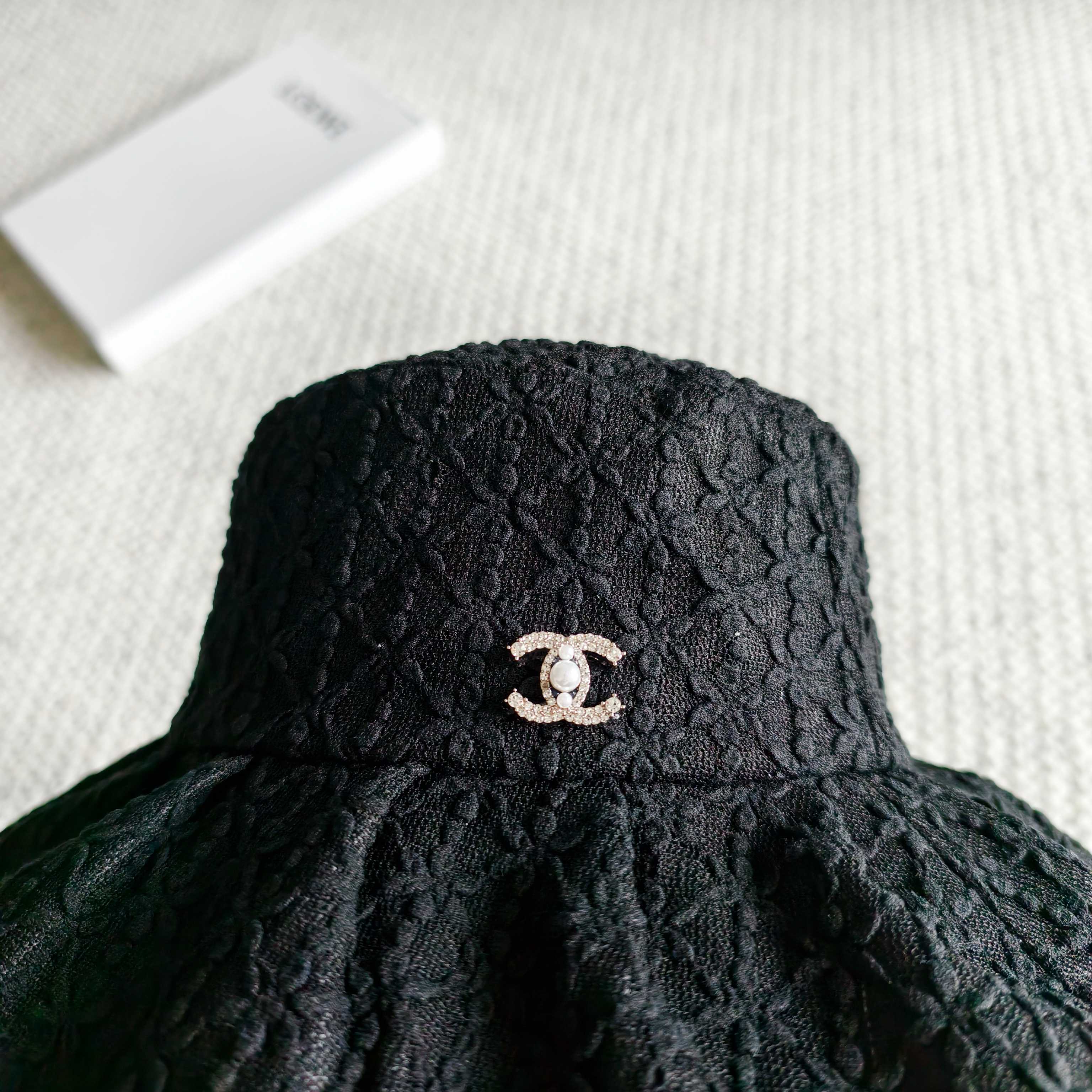 💛配防尘袋【Chanel香奈儿】2026春夏新款大沿蕾丝小香风重工款渔夫帽，独特设计～复古文艺的一款