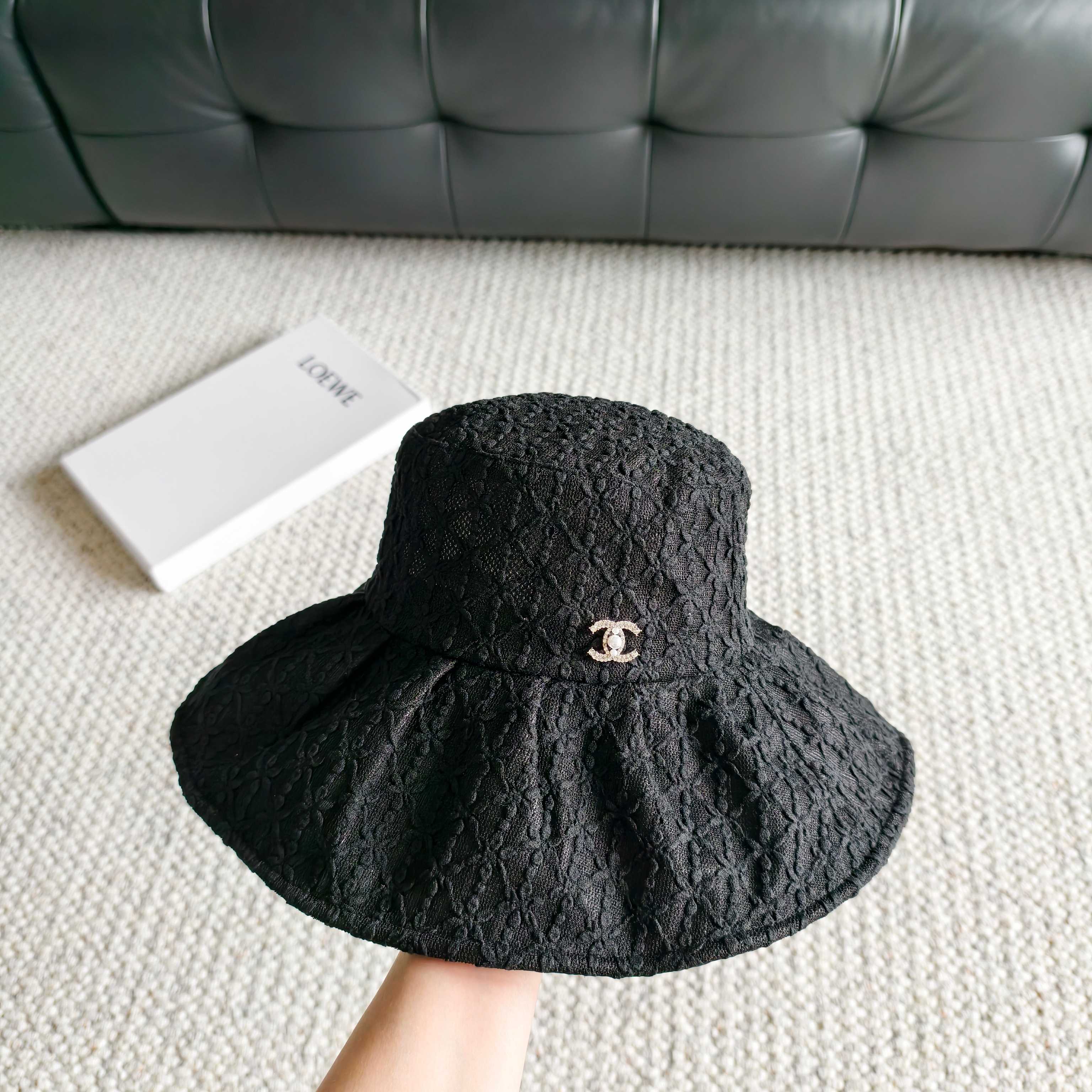 💛配防尘袋【Chanel香奈儿】2026春夏新款大沿蕾丝小香风重工款渔夫帽，独特设计～复古文艺的一款