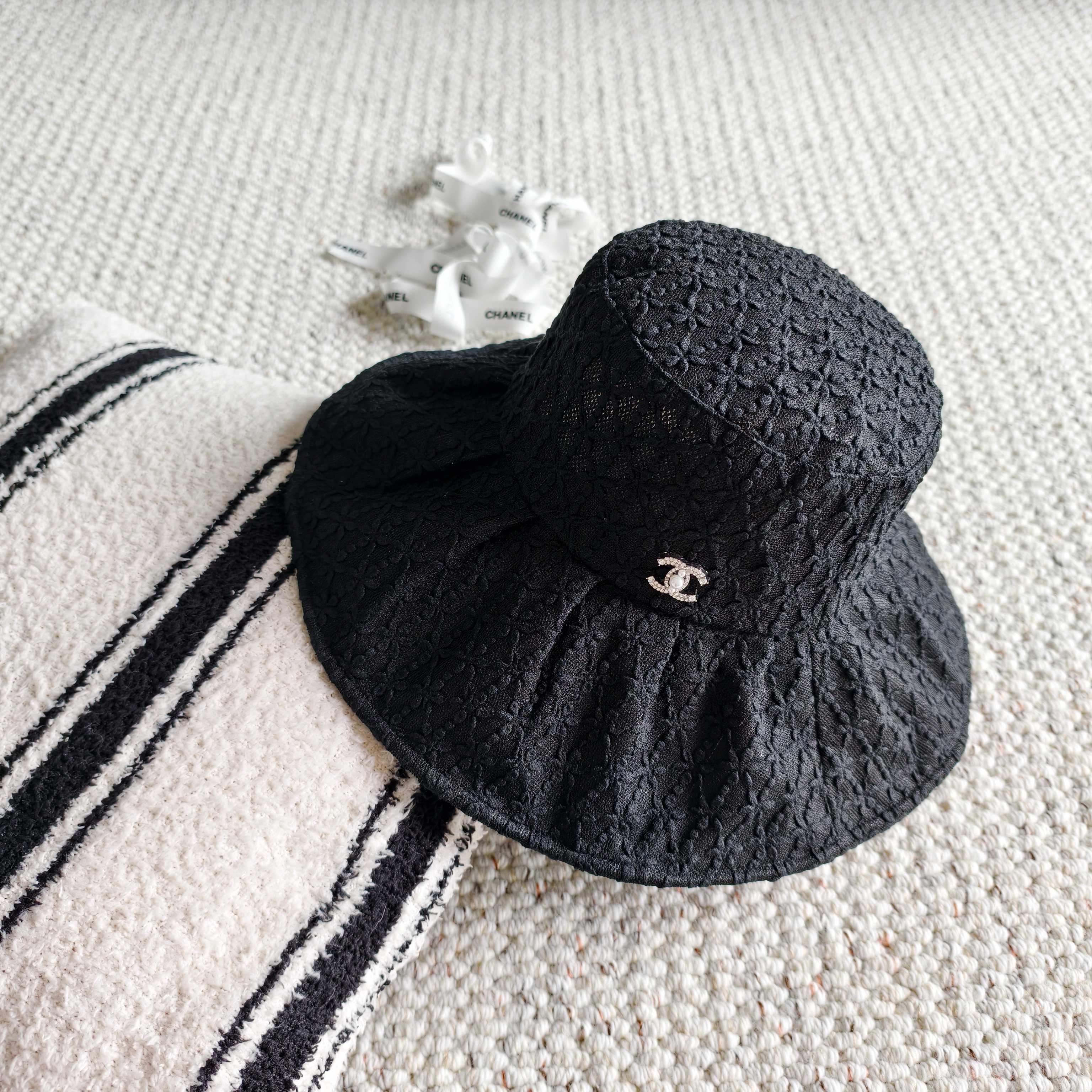 💛配防尘袋【Chanel香奈儿】2026春夏新款大沿蕾丝小香风重工款渔夫帽，独特设计～复古文艺的一款