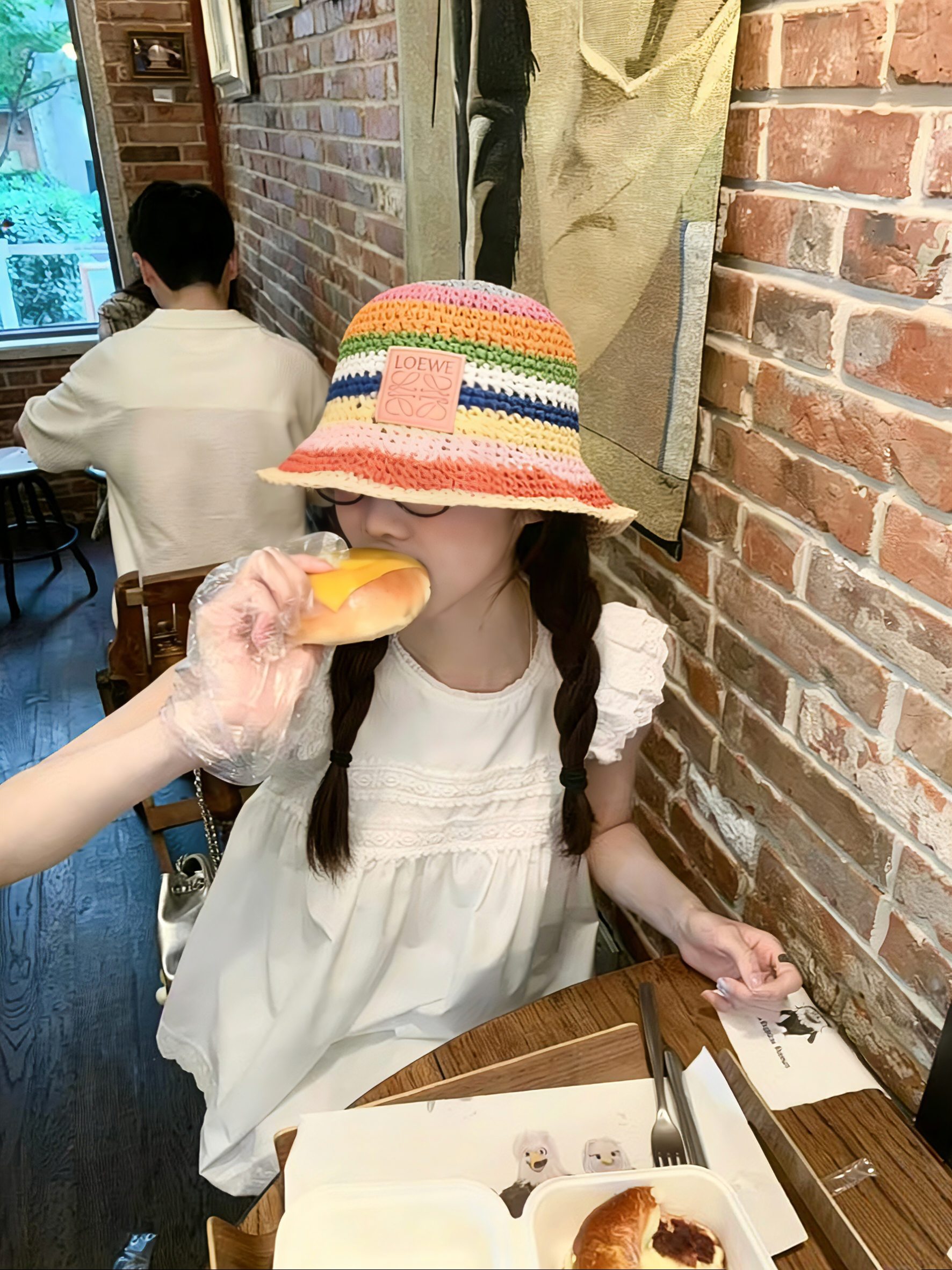 💛配防尘袋【Loewe罗意威】2026新款彩虹编织可折叠渔夫帽，独特设计～复古文艺的一款