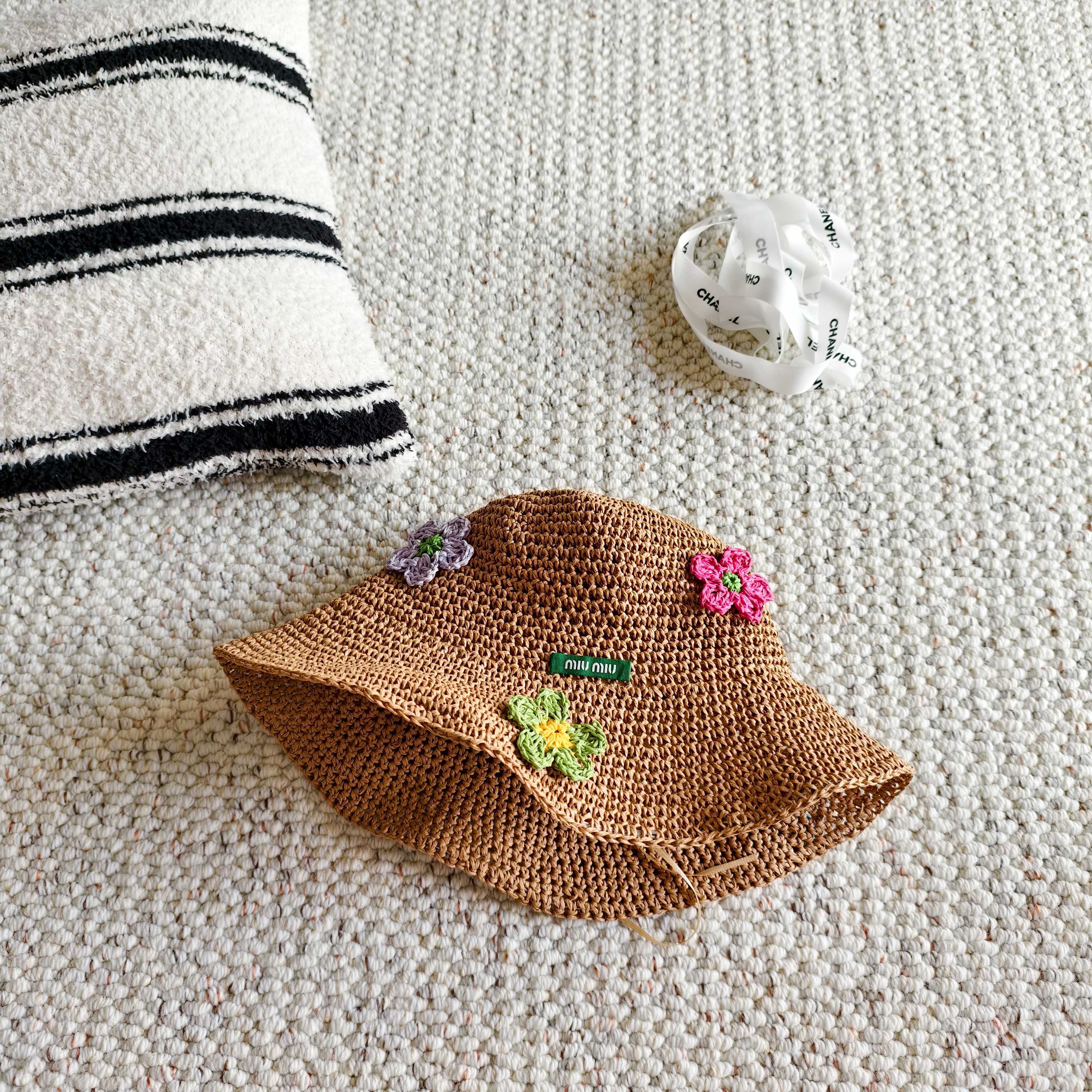 💛配防尘袋【MIUMIU缪缪】2026春夏新款编织撞色花瓣渔夫帽，独特设计～复古文艺的一款