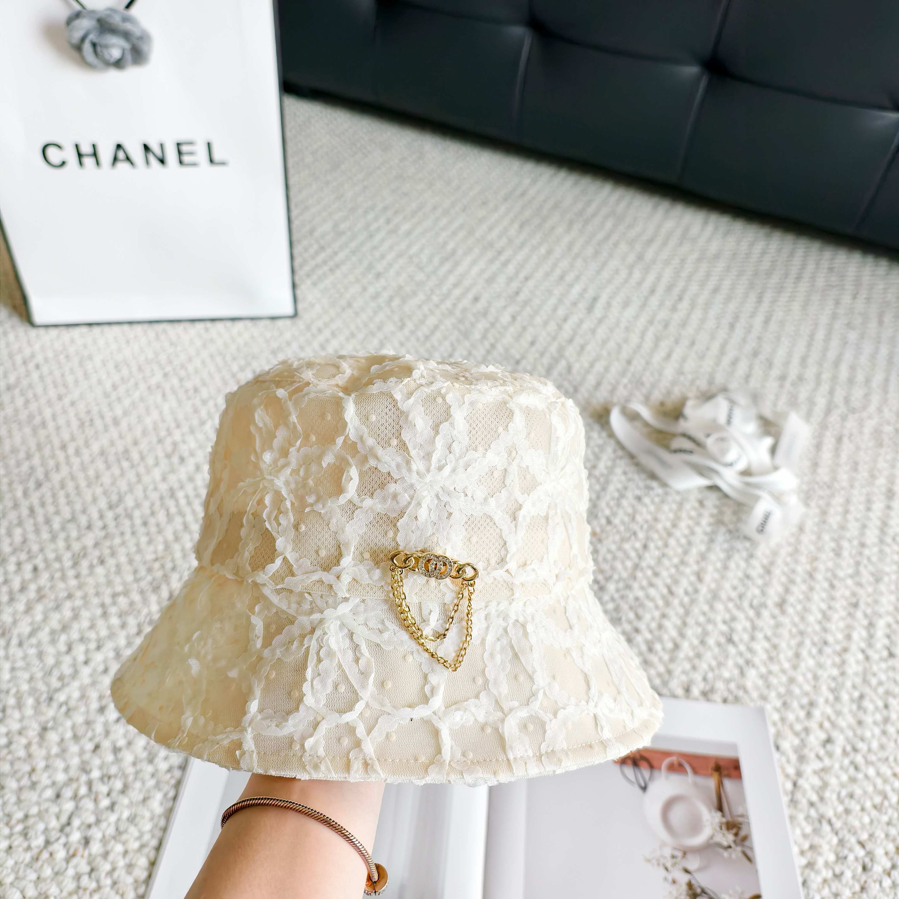 💛配防尘袋【CHANEL香奈儿】2026春夏新款蕾丝水钻款小香渔夫帽，独特设计～复古文艺的一款
