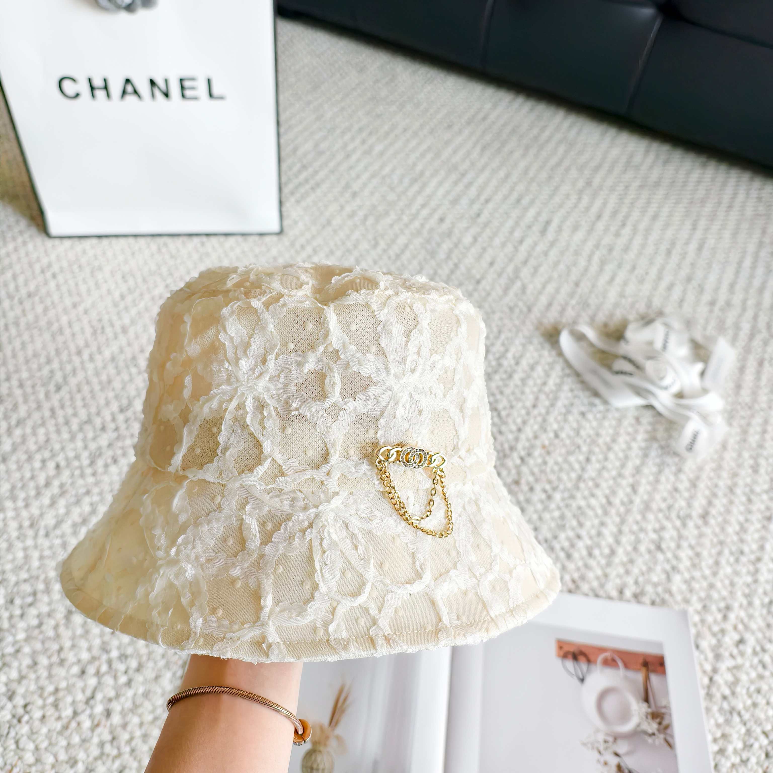 💛配防尘袋【CHANEL香奈儿】2026春夏新款蕾丝水钻款小香渔夫帽，独特设计～复古文艺的一款
