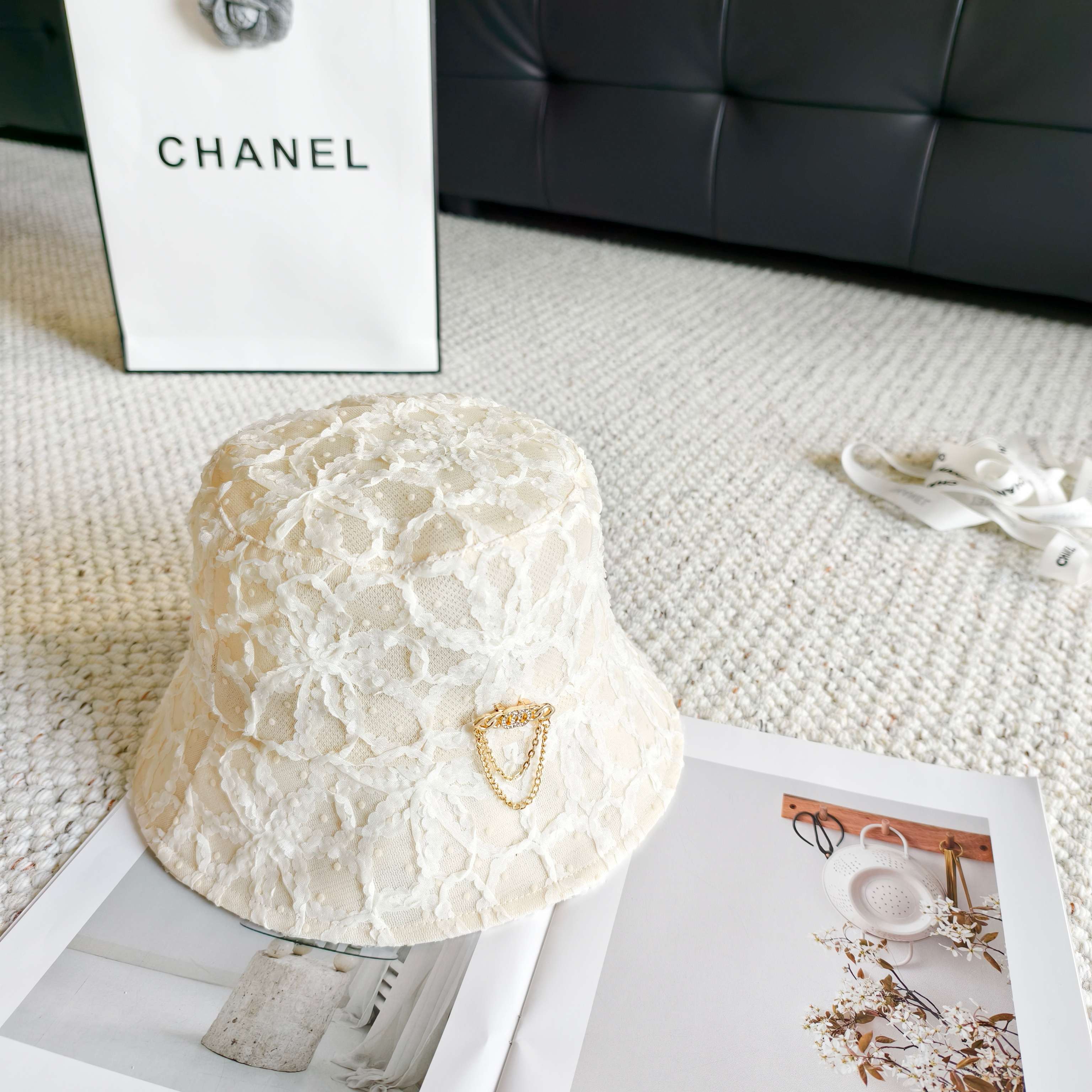 💛配防尘袋【CHANEL香奈儿】2026春夏新款蕾丝水钻款小香渔夫帽，独特设计～复古文艺的一款