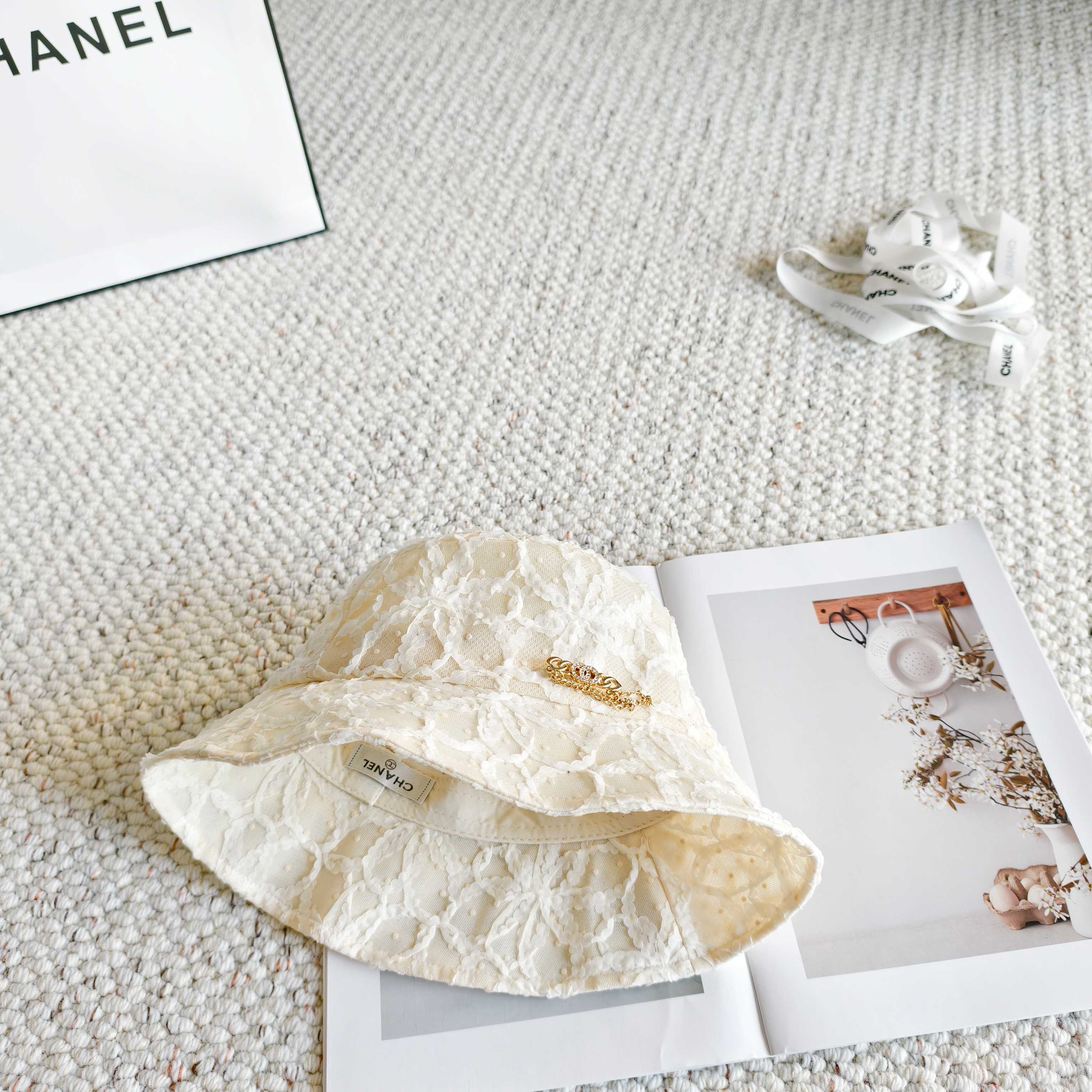 💛配防尘袋【CHANEL香奈儿】2026春夏新款蕾丝水钻款小香渔夫帽，独特设计～复古文艺的一款