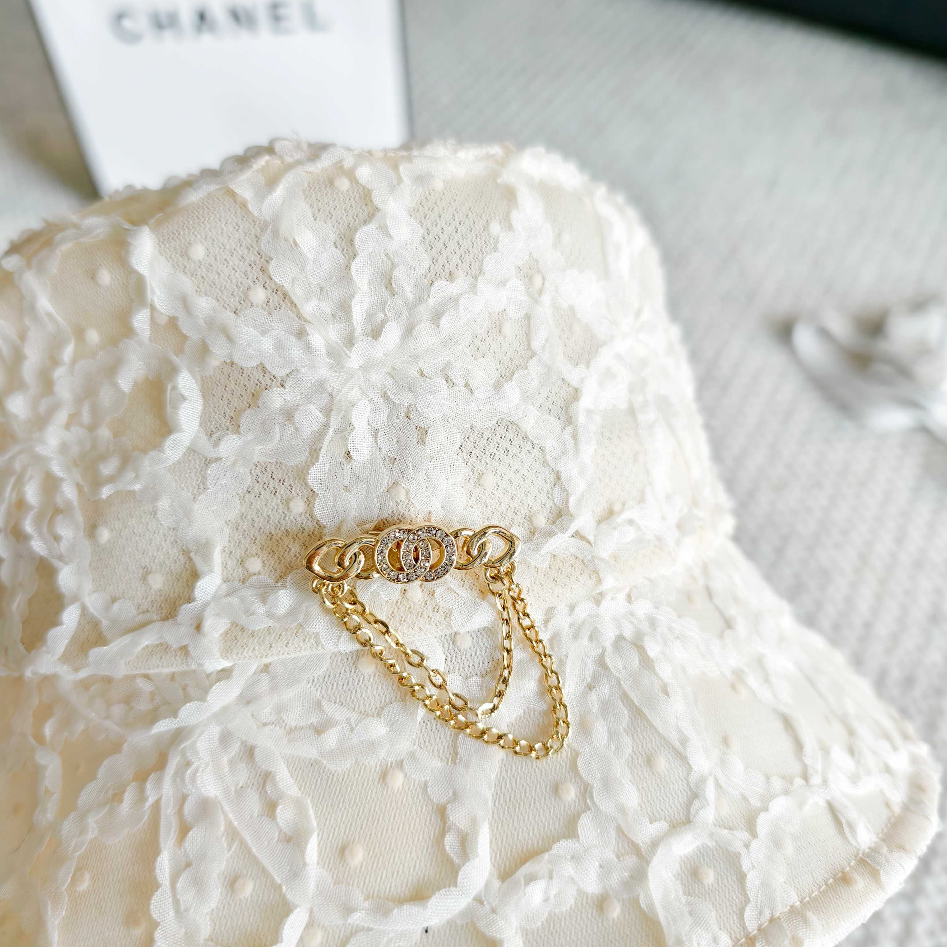 💛配防尘袋【CHANEL香奈儿】2026春夏新款蕾丝水钻款小香渔夫帽，独特设计～复古文艺的一款