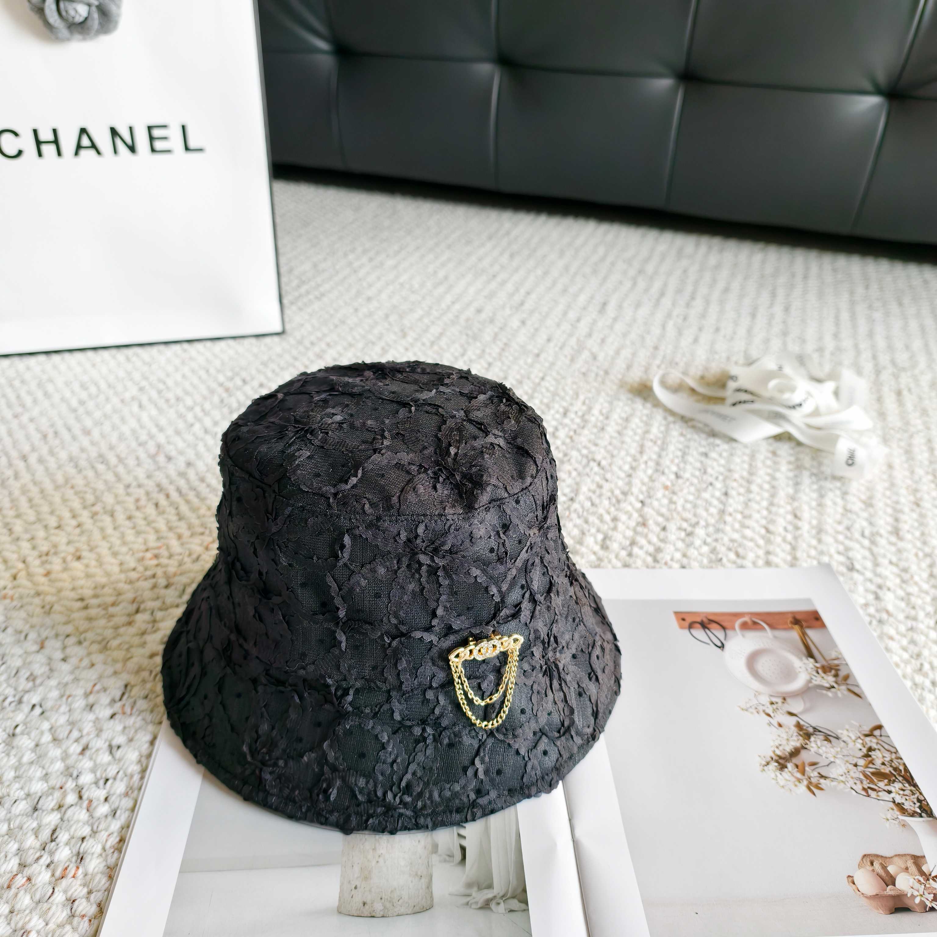 💛配防尘袋【CHANEL香奈儿】2026春夏新款蕾丝水钻款小香渔夫帽，独特设计～复古文艺的一款