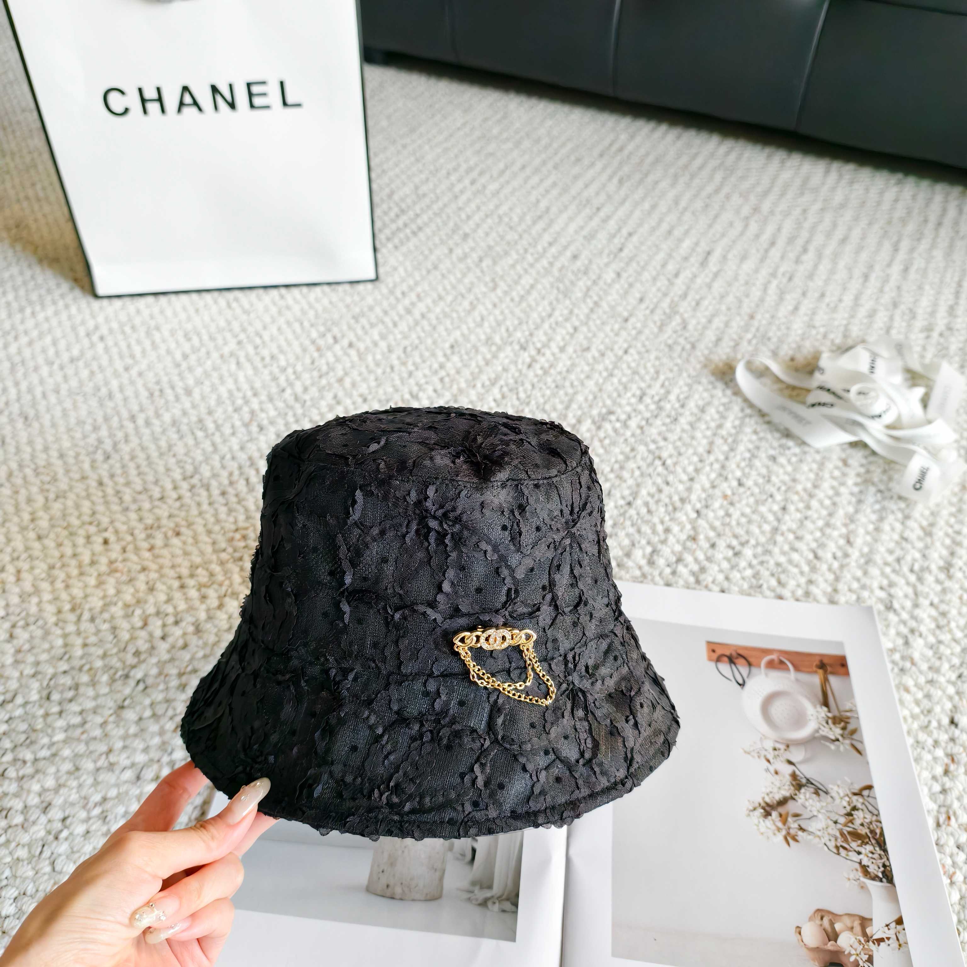 💛配防尘袋【CHANEL香奈儿】2026春夏新款蕾丝水钻款小香渔夫帽，独特设计～复古文艺的一款