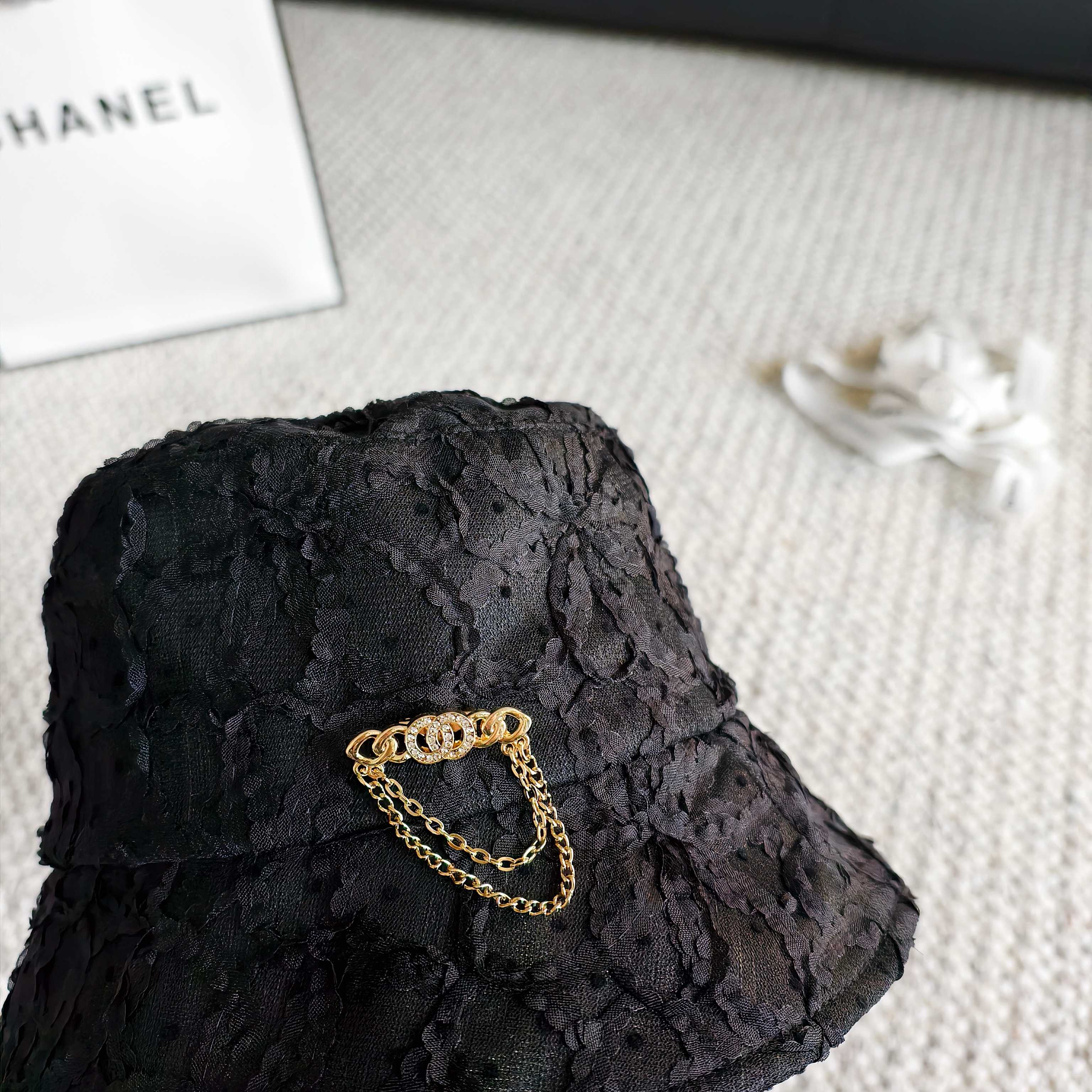 💛配防尘袋【CHANEL香奈儿】2026春夏新款蕾丝水钻款小香渔夫帽，独特设计～复古文艺的一款