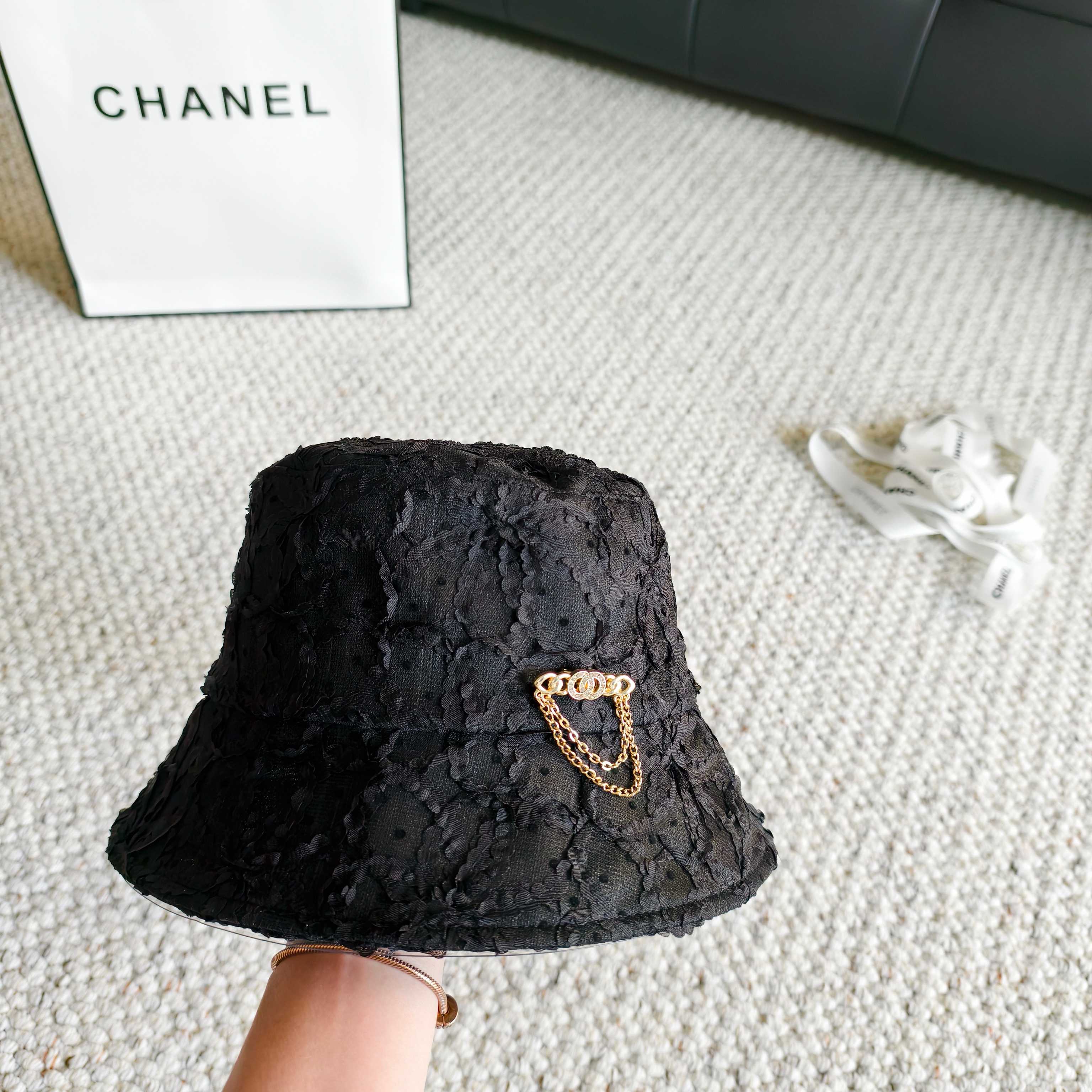 💛配防尘袋【CHANEL香奈儿】2026春夏新款蕾丝水钻款小香渔夫帽，独特设计～复古文艺的一款