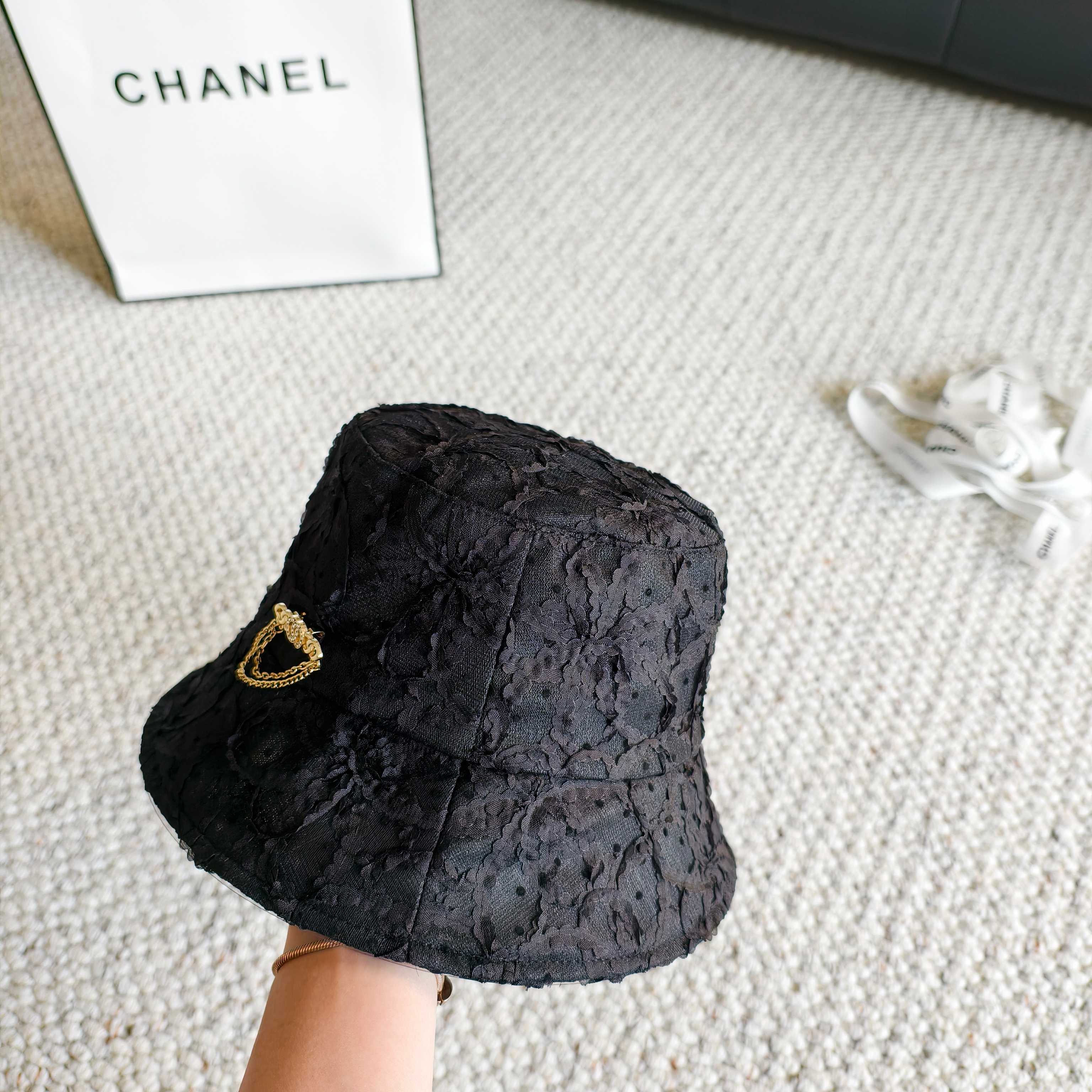 💛配防尘袋【CHANEL香奈儿】2026春夏新款蕾丝水钻款小香渔夫帽，独特设计～复古文艺的一款