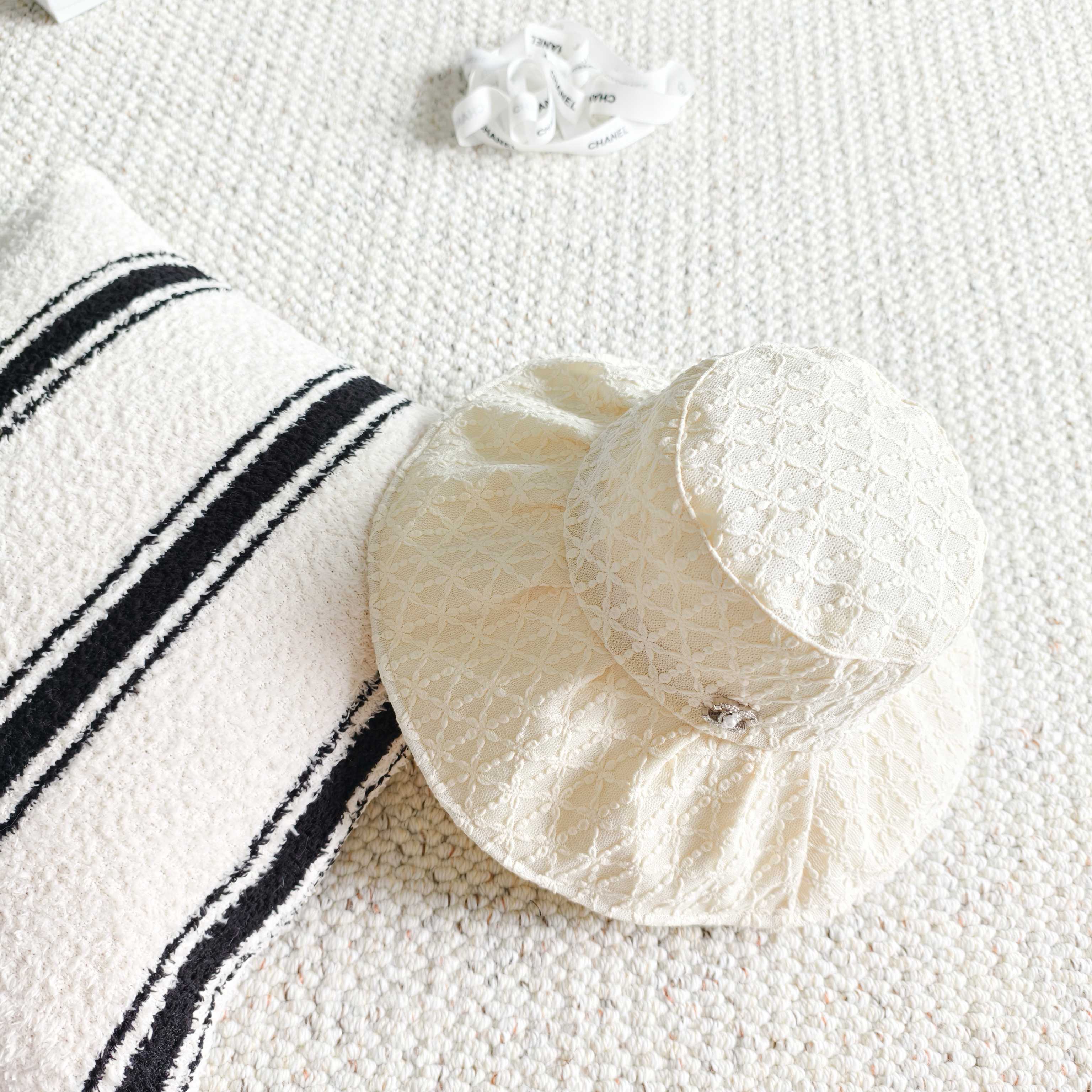 💛配防尘袋【Chanel香奈儿】2026春夏新款大沿蕾丝小香风重工款渔夫帽，独特设计～复古文艺的一款