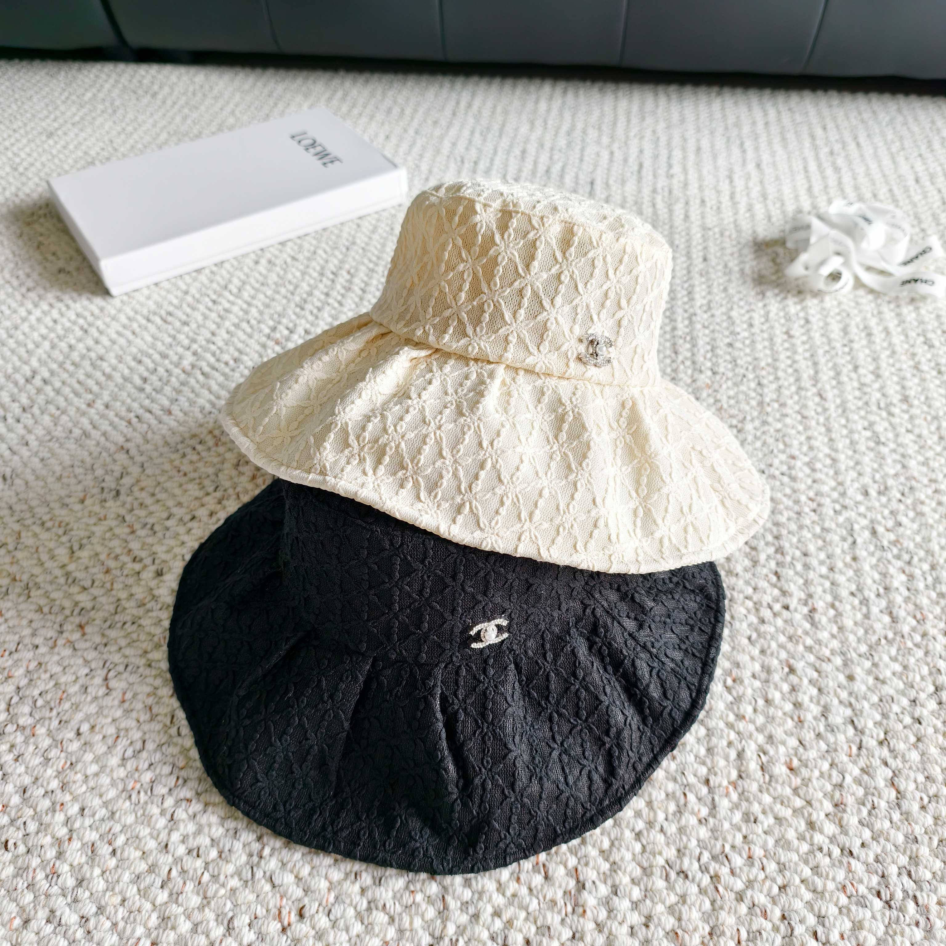 💛配防尘袋【Chanel香奈儿】2026春夏新款大沿蕾丝小香风重工款渔夫帽，独特设计～复古文艺的一款
