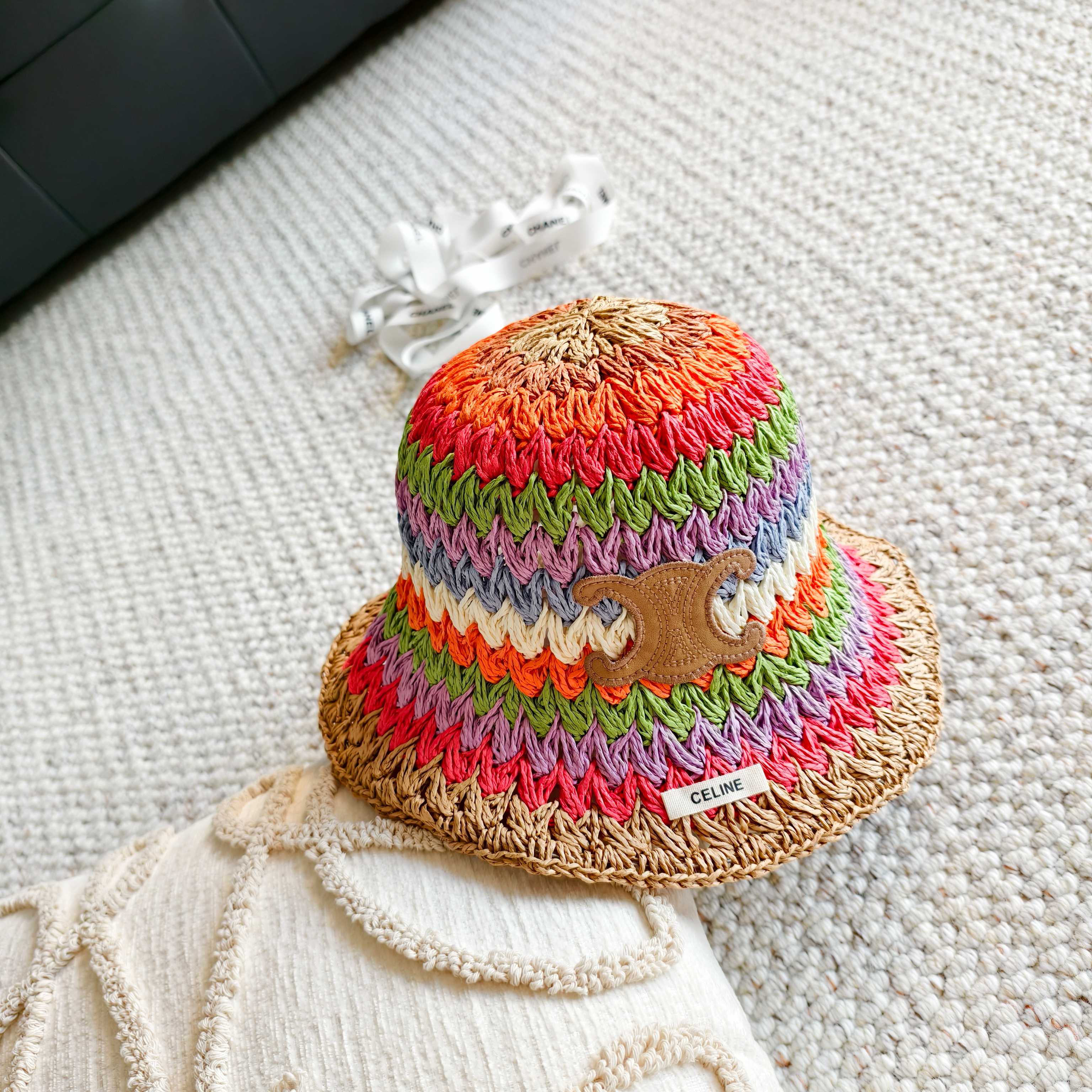 💛配防尘袋【CELINE赛琳】2026春夏新款草编彩虹日常简约款渔夫帽，独特设计～复古文艺的一款