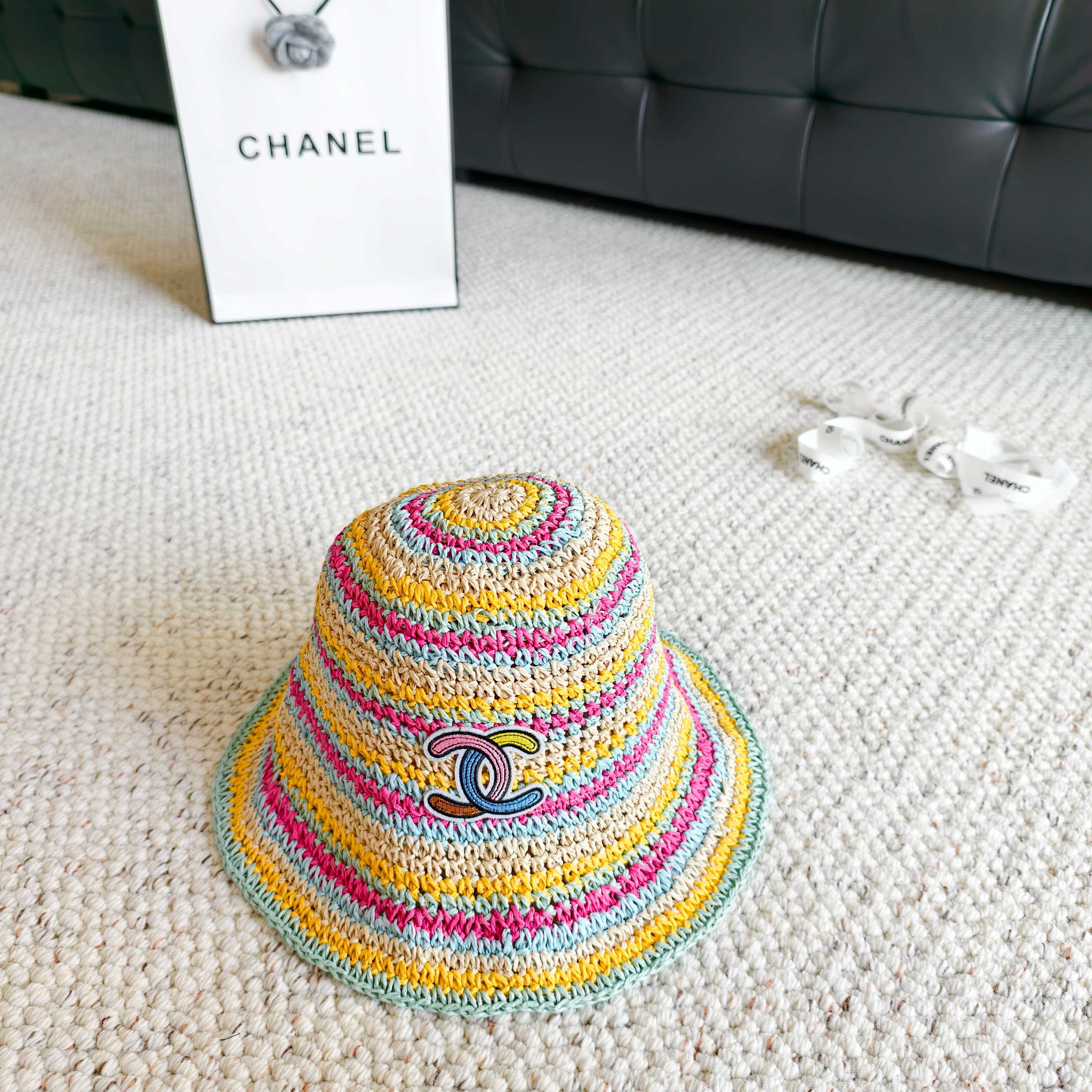 💛配防尘袋【CHANEL香奈儿】2026春夏新款草编彩虹日常简约款渔夫帽，独特设计～复古文艺的一款