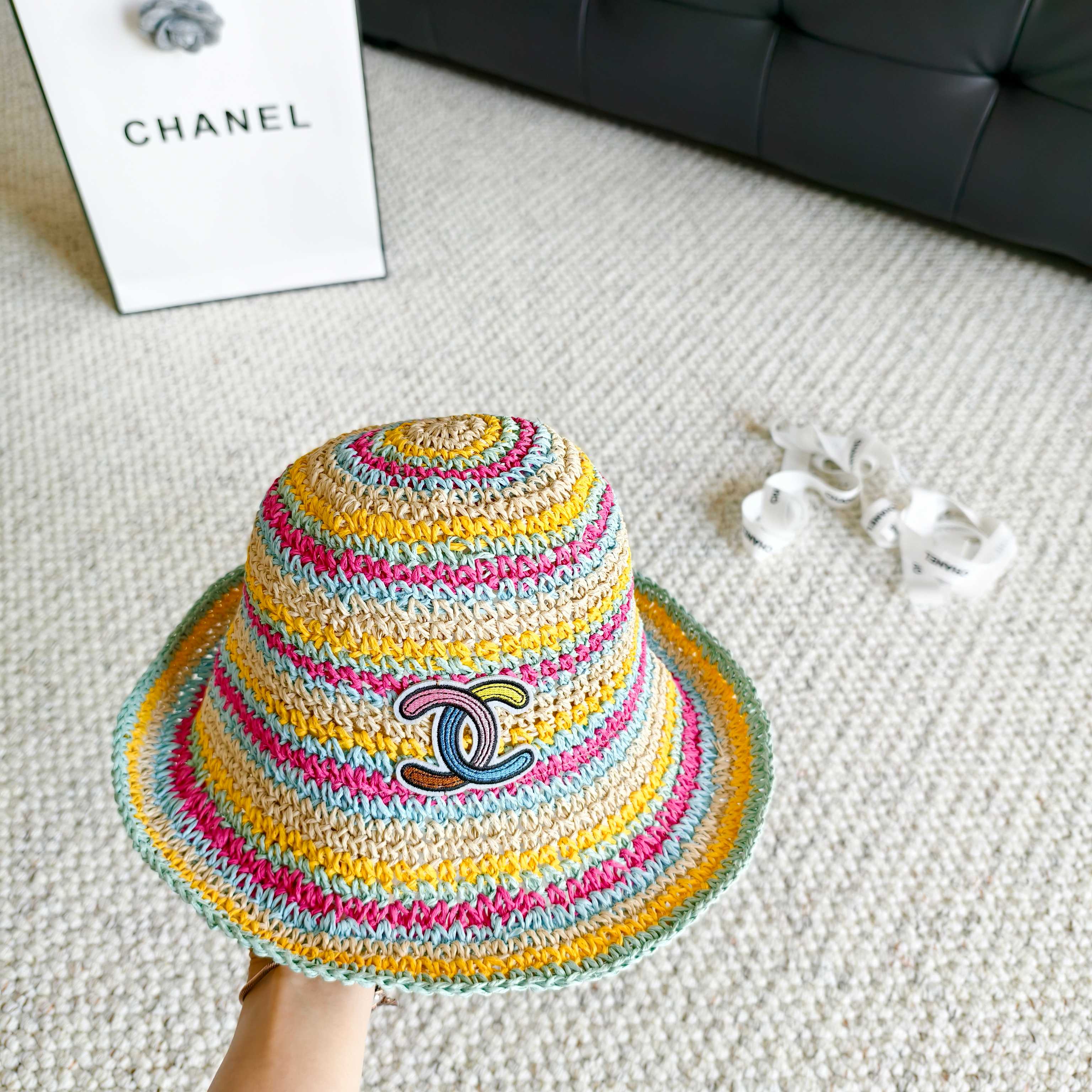 💛配防尘袋【CHANEL香奈儿】2026春夏新款草编彩虹日常简约款渔夫帽，独特设计～复古文艺的一款