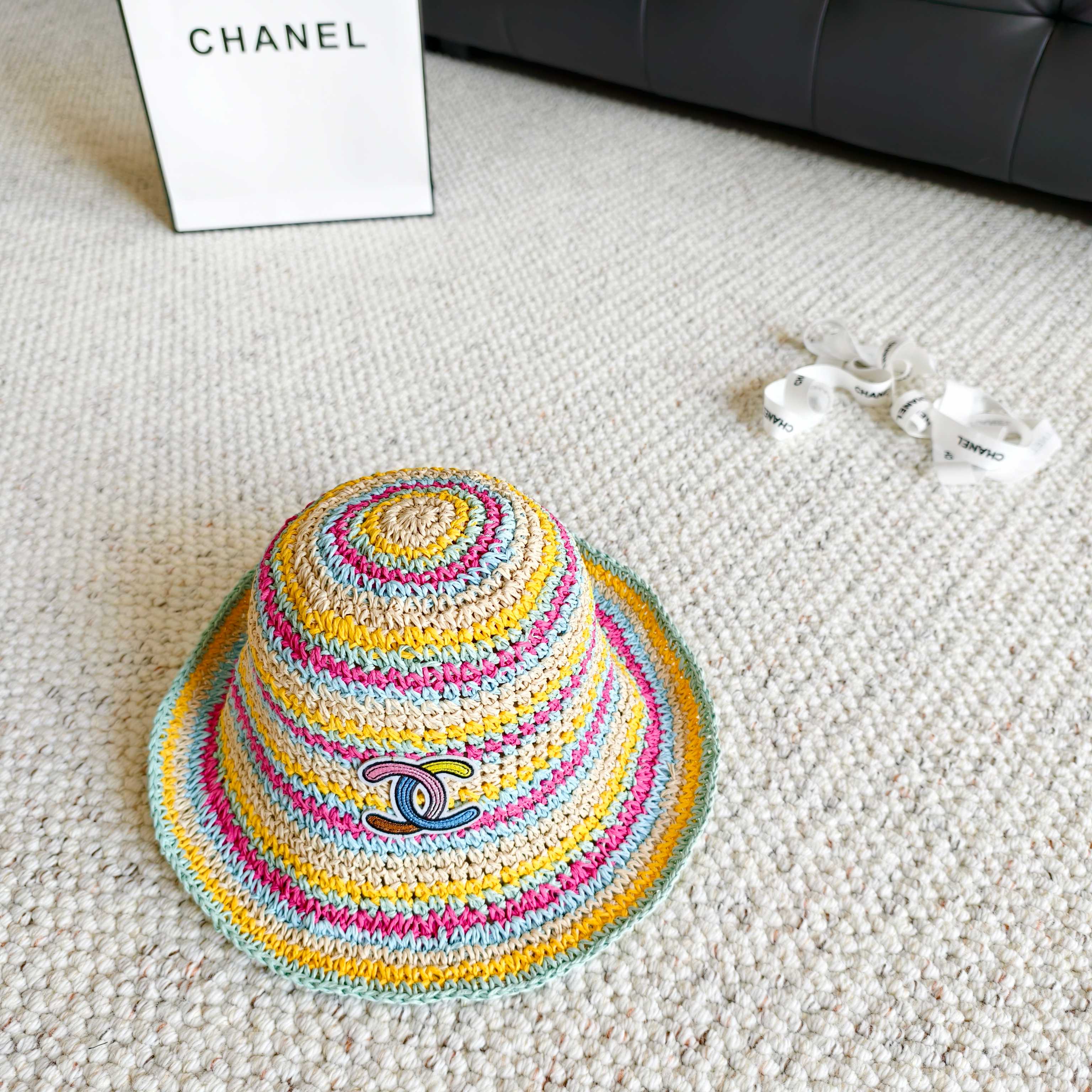 💛配防尘袋【CHANEL香奈儿】2026春夏新款草编彩虹日常简约款渔夫帽，独特设计～复古文艺的一款