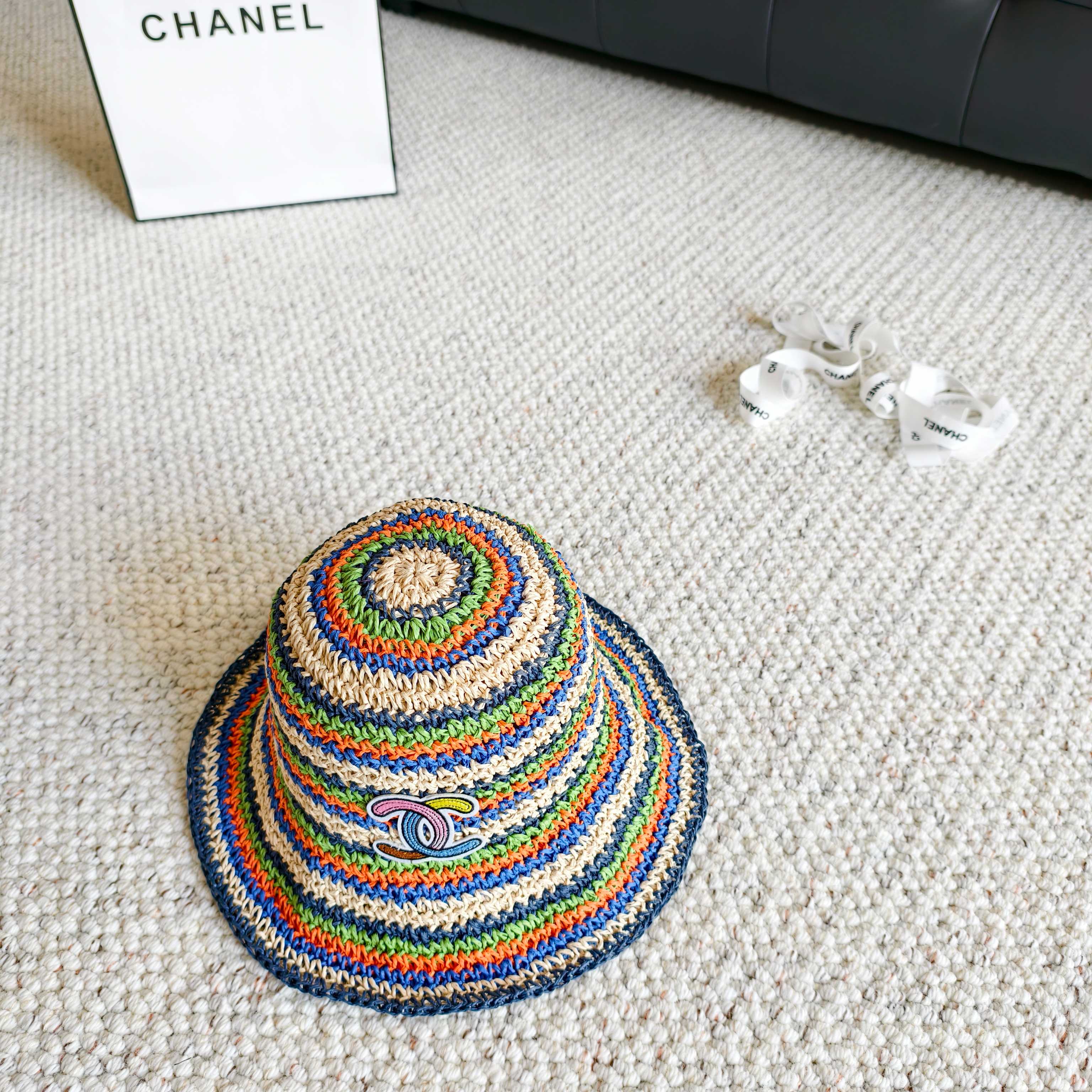 💛配防尘袋【CHANEL香奈儿】2026春夏新款草编彩虹日常简约款渔夫帽，独特设计～复古文艺的一款