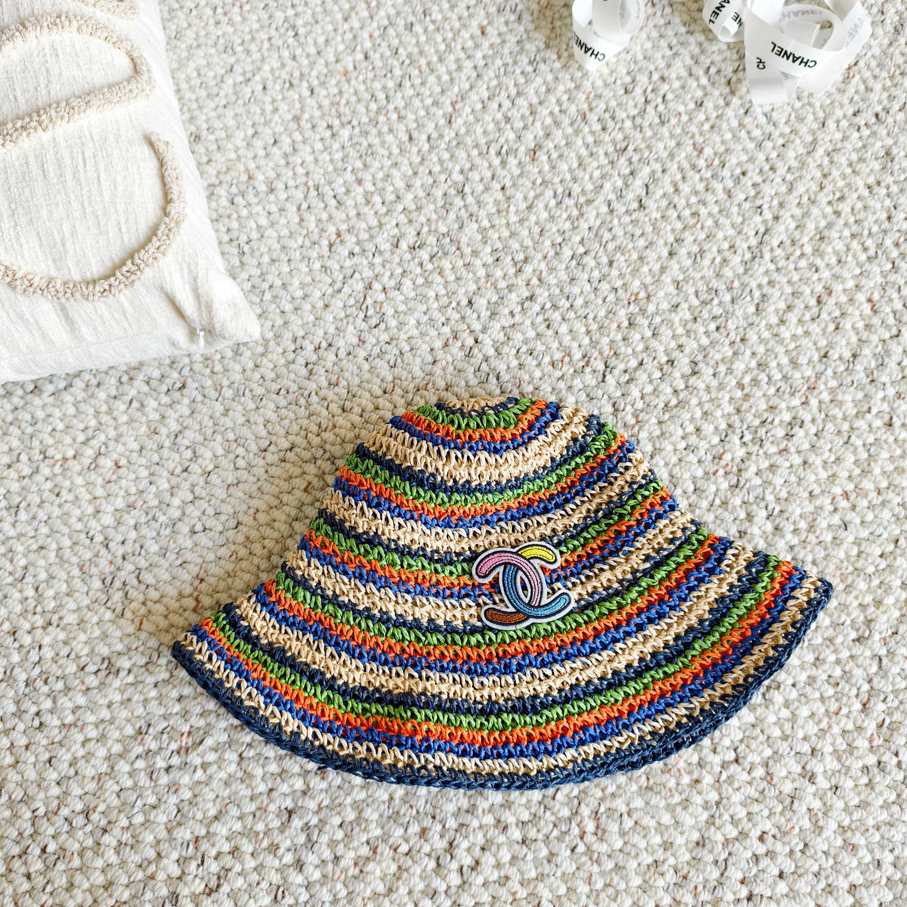 💛配防尘袋【CHANEL香奈儿】2026春夏新款草编彩虹日常简约款渔夫帽，独特设计～复古文艺的一款